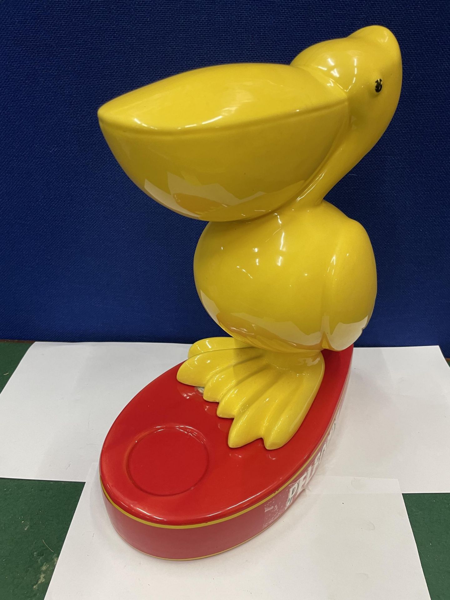 A RARE FRENCH BREWERY PELFORTH CERAMIC PELICAN 15" X 12" X 7" - Bild 3 aus 3