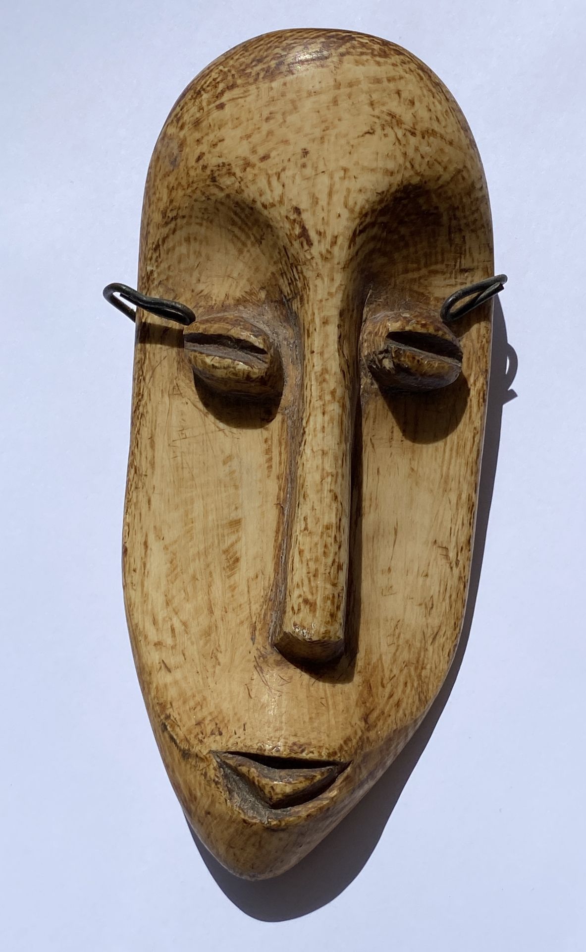 FIVE VINTAGE WOODEN AFRICAN TRIBAL MASKS TO INCLUDE TWO PAIRS OF HANGING FACE ORNAMENTS - SAO TOME - Bild 2 aus 5