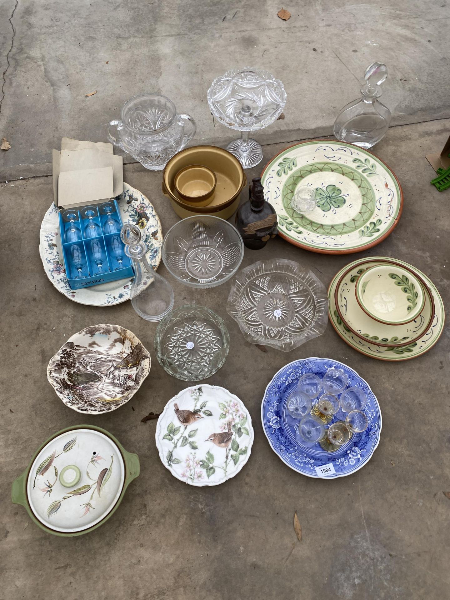 AN ASSORTMENT OF CERAMICS AND GLASS WARE TO INCLUDE BOWLS, PLATES AND DECANTORS ETC