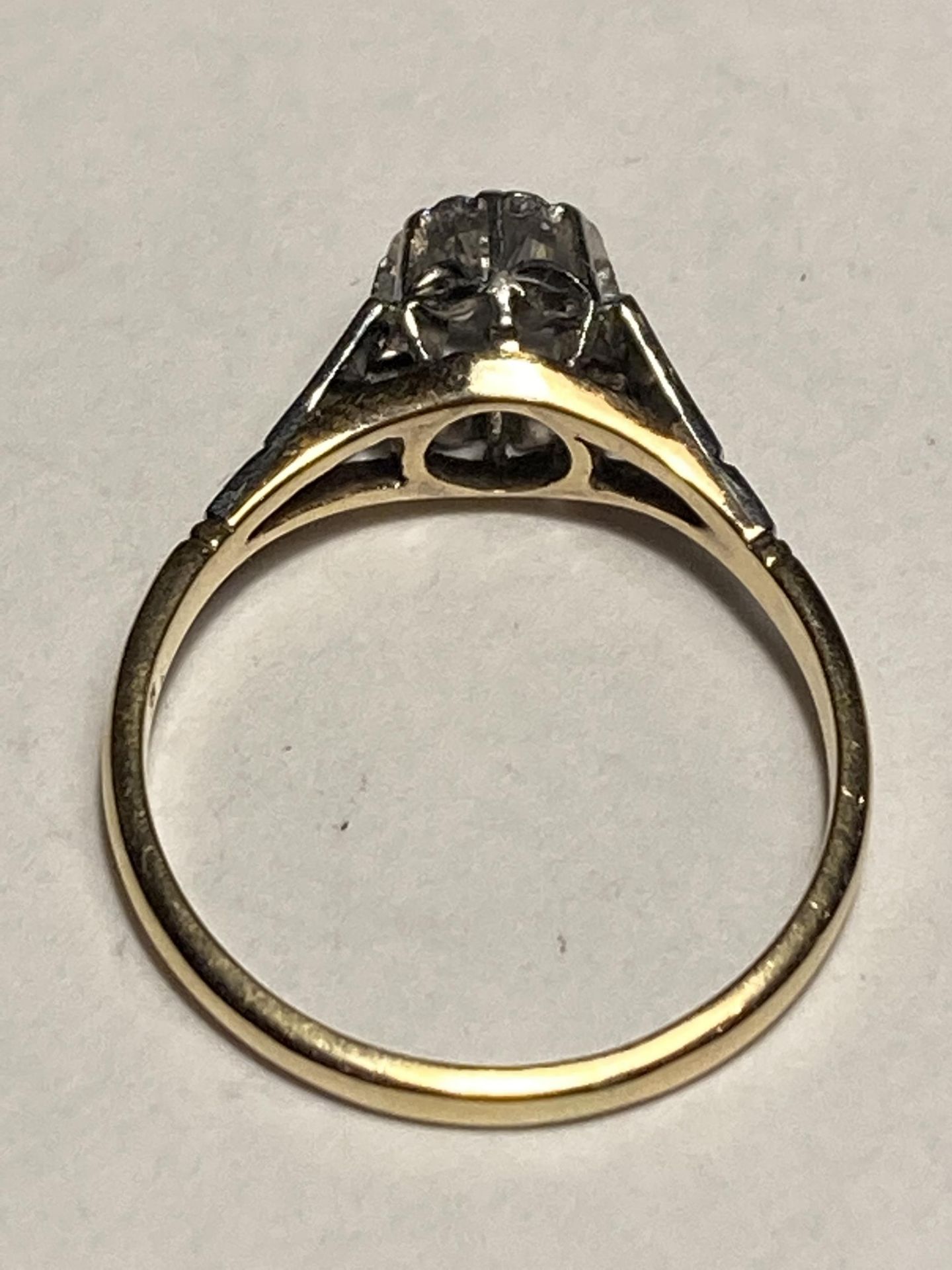 AN 18 CARAT GOLD AND PLATINUM CROWNED DIAMOND SOLITAIRE RING SIZE P - Image 3 of 3