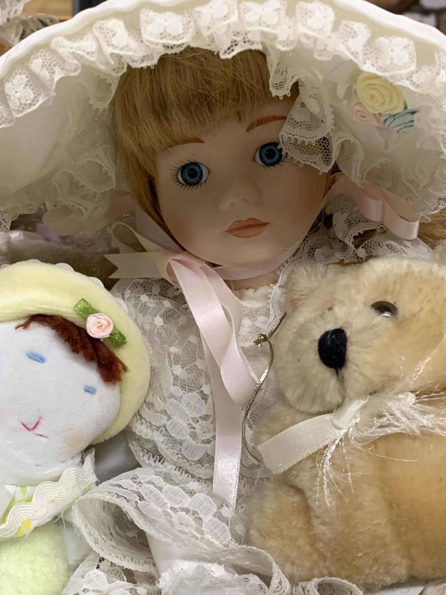A MIXED LOT OF DOLLS AND SOFT TOYS - Image 3 of 5