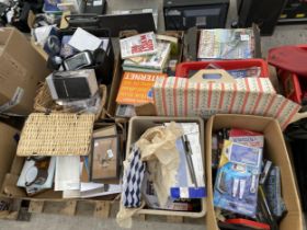 AN ASSORTMENT OF HOUSEHOLD CLEARANCE ITEMS