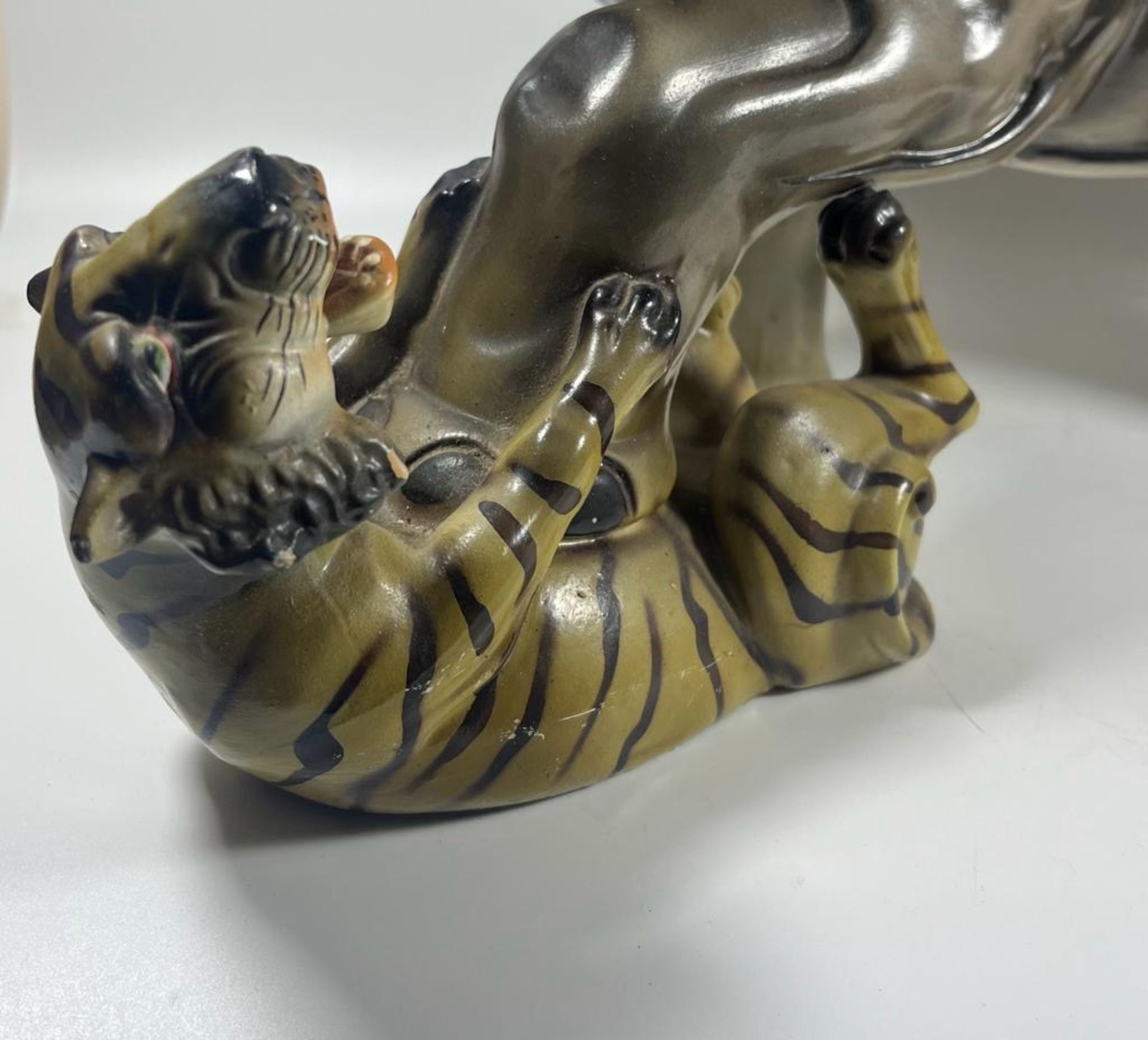 A LARGE 1970S ITALIAN POTTERY SCULPTURE OF AN ELEPHANT BEING ATTACKED BY TIGERS, LENGTH 49 CM - Image 3 of 6
