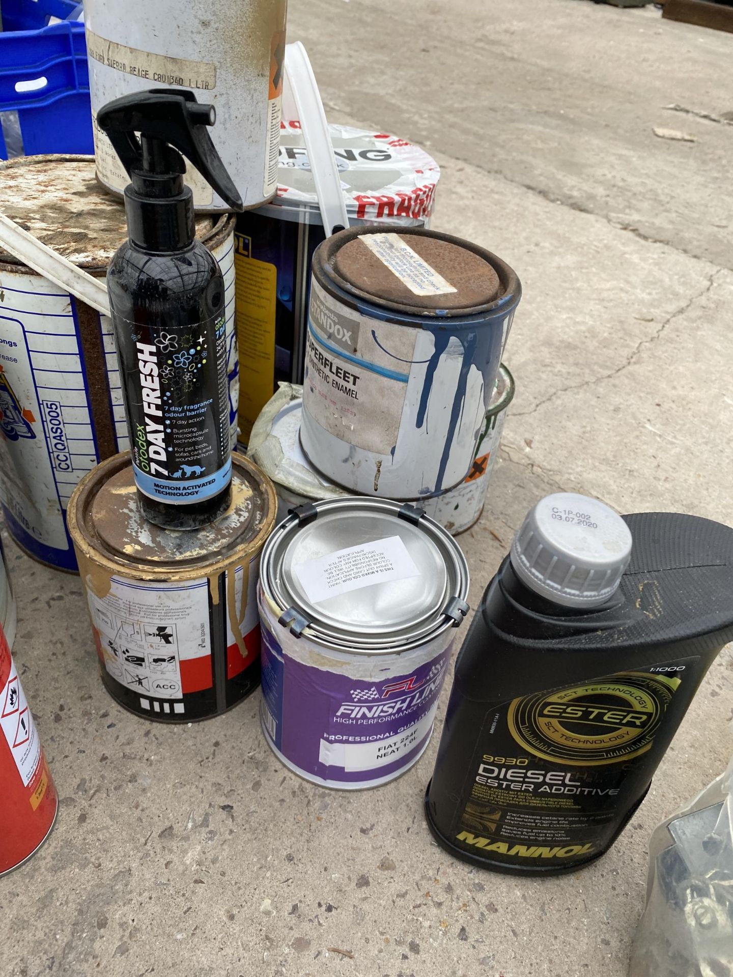 AN ASSORTMENT OF PAINTS, SPRAYS AND MOTOR OILS ETC - Image 4 of 5
