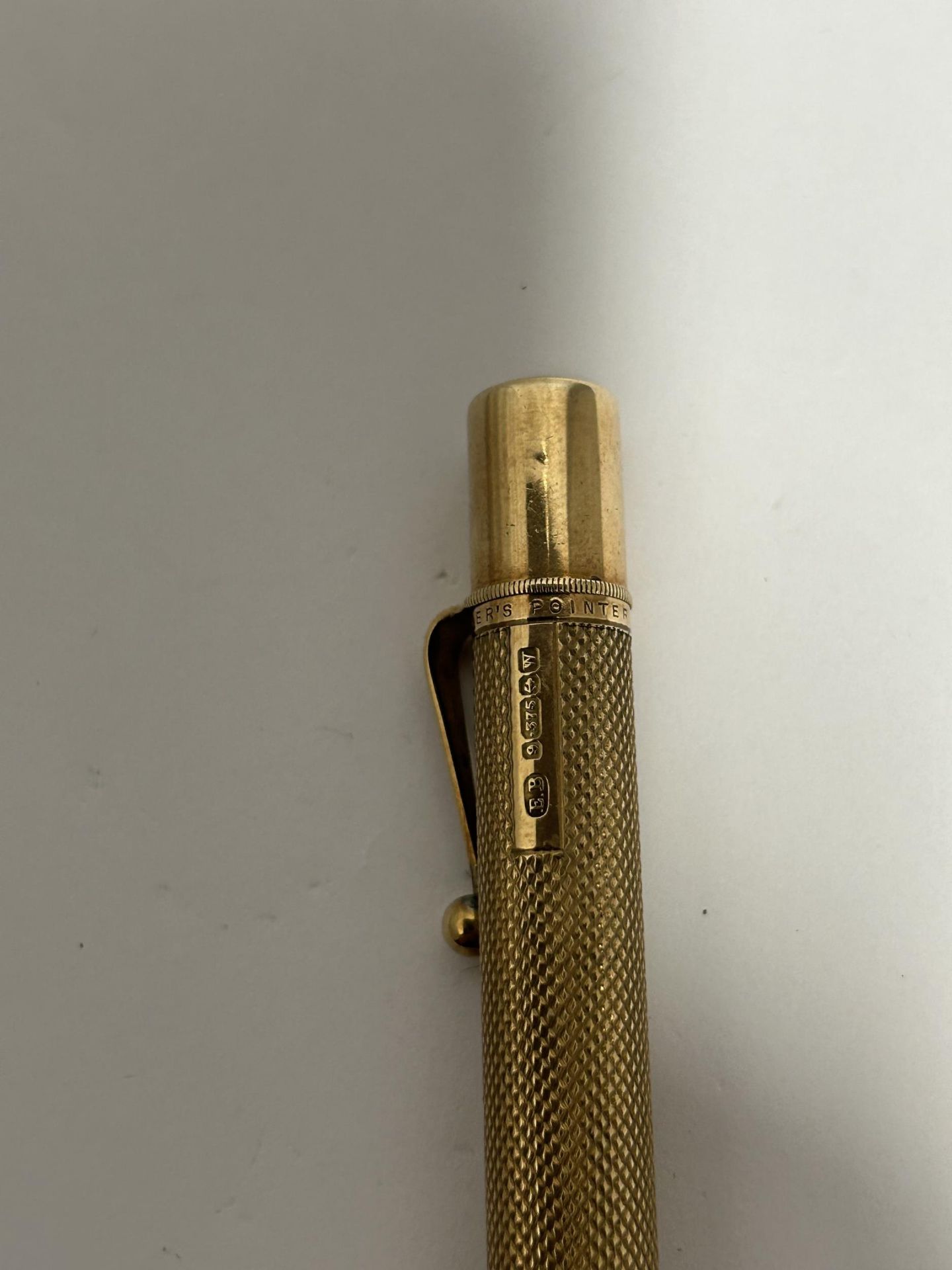 A HALLMARKED 9CT YELLOW GOLD BAKERS POINTER PROPELLING PENCIL GROSS WEIGHT 33.13 GRAMS - Image 3 of 6