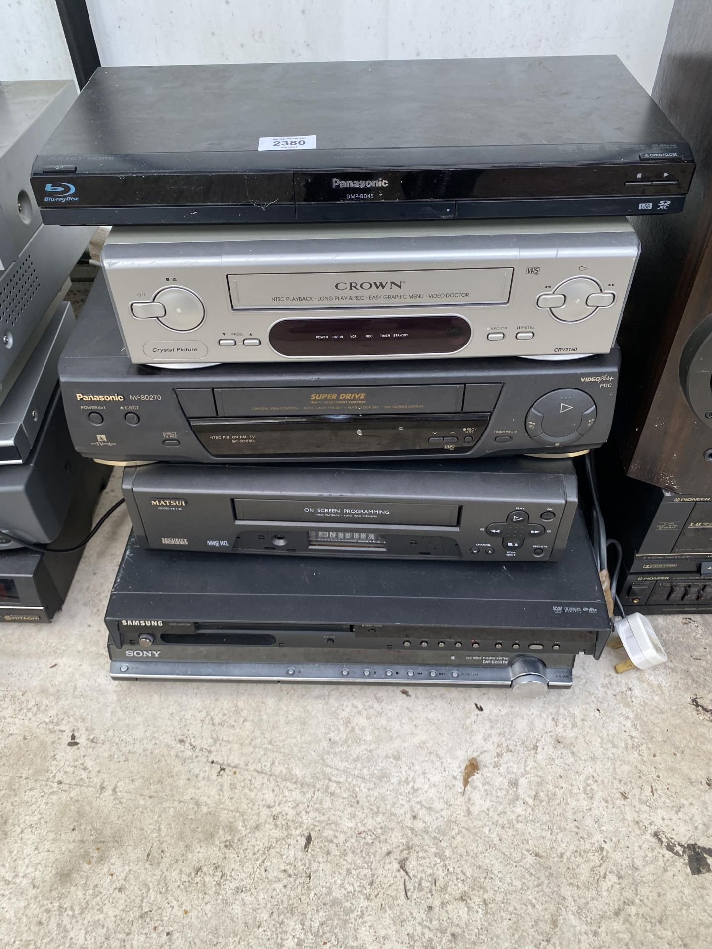 AN ASSORTMENT OF VHS AND DVD PLAYERS TO INCLUDE SAMSUNG AND PANASONIC ETC