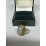 A 14CT YELLOW GOLD WHITE QUARTZ CABOCHON RING, SIZE L, WEIGHT 5.07 GRAMS