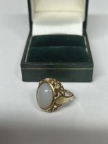 A 14CT YELLOW GOLD WHITE QUARTZ CABOCHON RING, SIZE L, WEIGHT 5.07 GRAMS