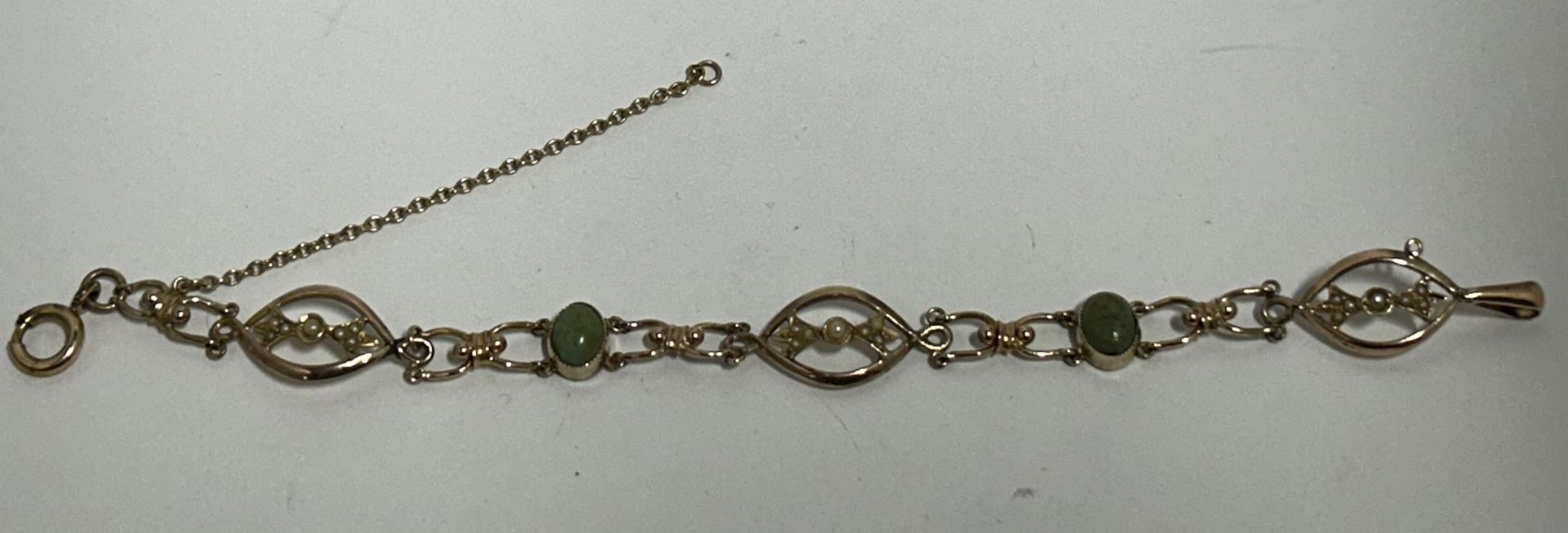 A VINTAGE 9CT YELLOW GOLD, JADE AND PEARL BRACELET GROSS WEIGHT 6.35 GRAMS, LENGTH 17CM