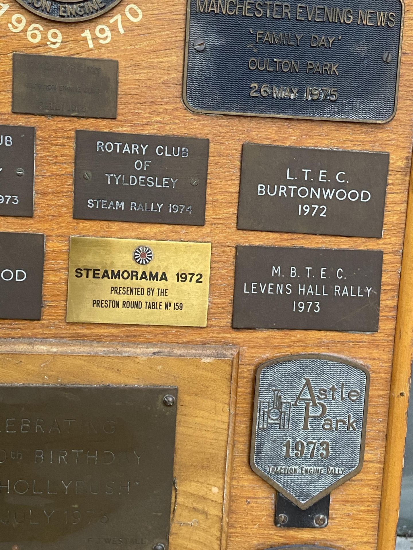A WOODEN BOARD DISPLAYING A LARGE QUANTITY OF COMMEMERATIVE BRASS PLAQUES FROM VARIOUS STEAM RALLIES - Image 9 of 10