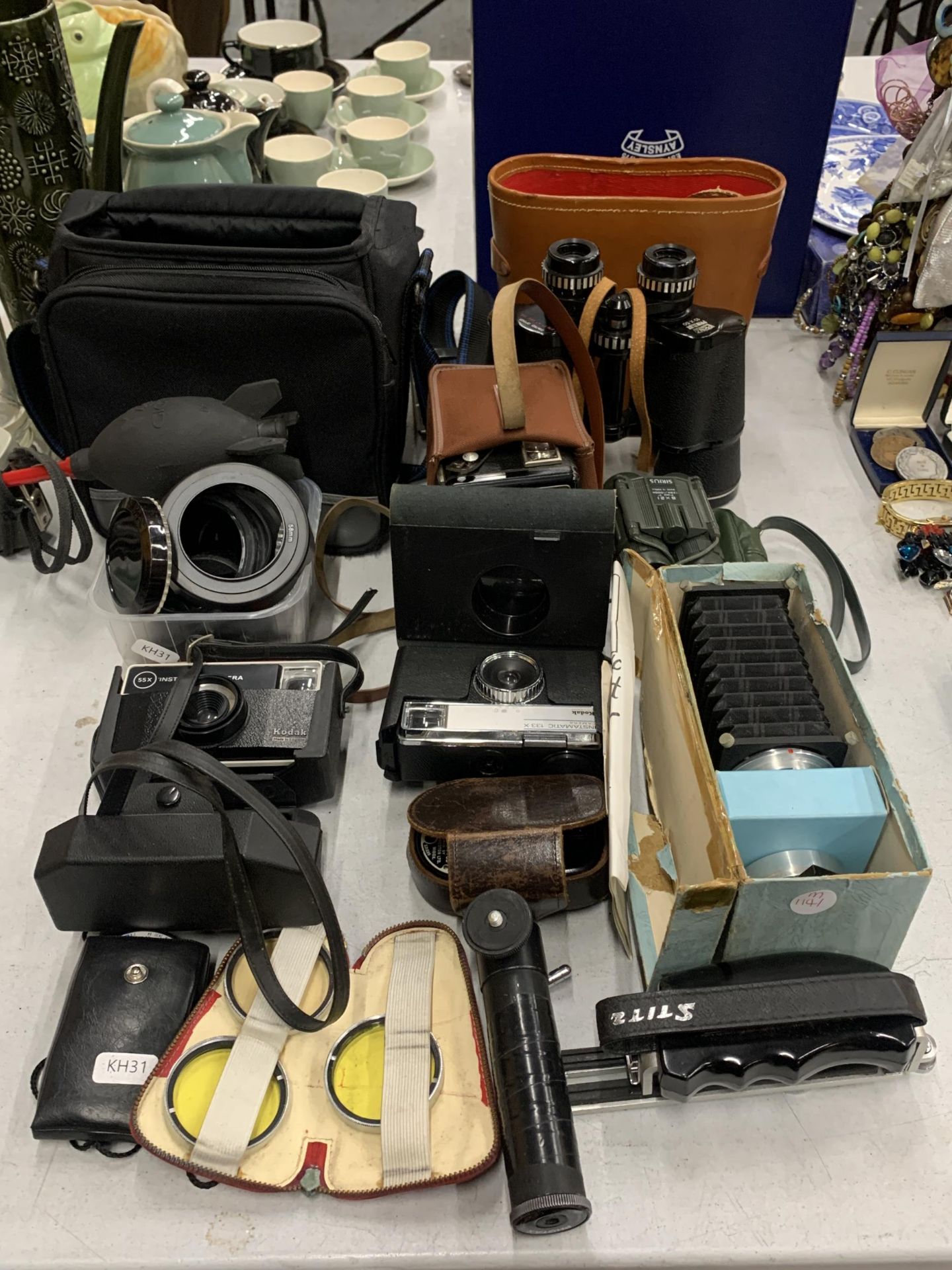 A MIXED GROUP OF CAMERA RELATED ITEMS, INSTAMTIC, BELLOWS, SIRIUS BINOCULARS, PRINZ, FURTHER