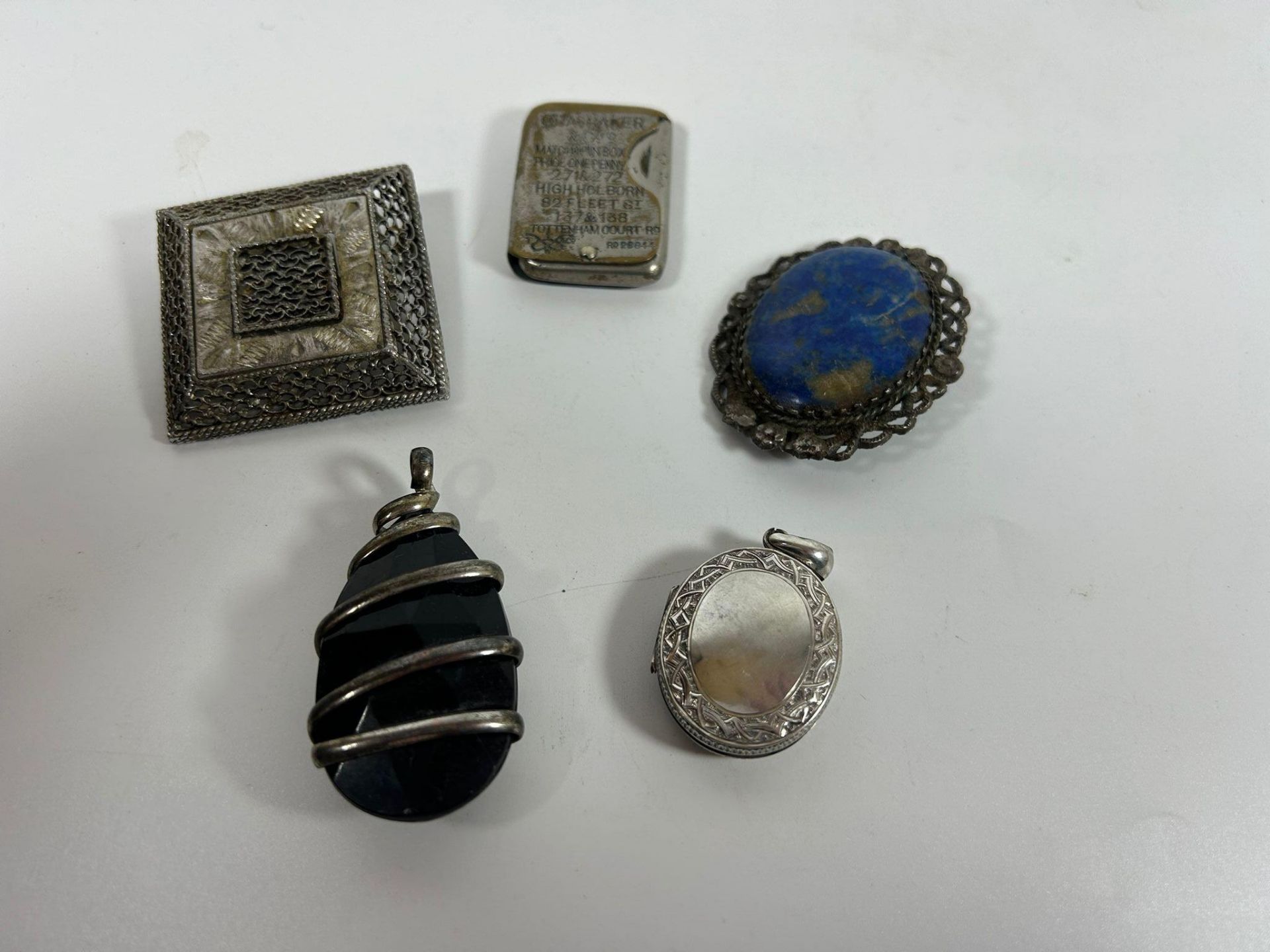 A GROUP OF JEWELLERY TO INCLUDE WRAP DESIGN BLACK STONE PENDANT, LAPIS LAZULI BROOCH, LOCKET, - Image 3 of 4