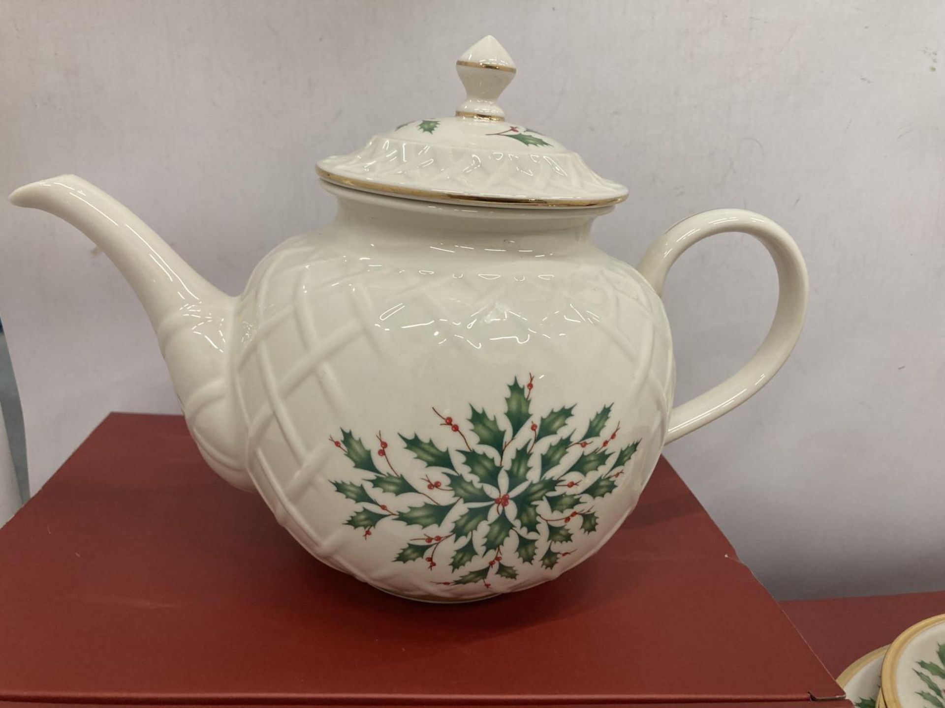 A LENNOX 'HOLIDAY' TEAPOT AS NEW IN BOX PLUS A LENNOX QUAD SET 'HOLIDAY' AS NEW IN BOX - Image 2 of 4