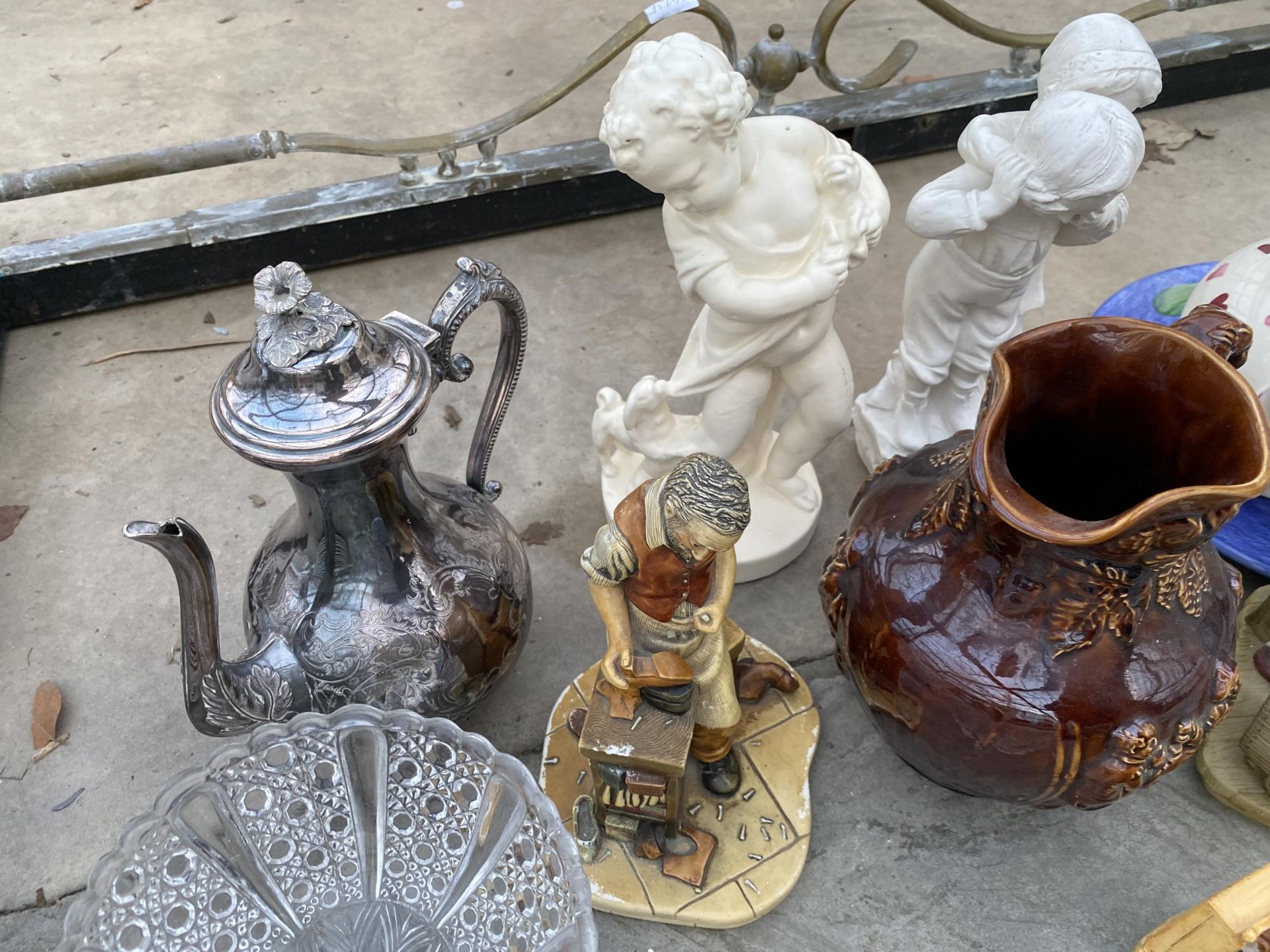 AN ASSORTMENT OF ITEMS TO INCLUDE GLASS AND CERAMICS AND A SILVER PLATE COFFEE POT ETC - Image 2 of 5