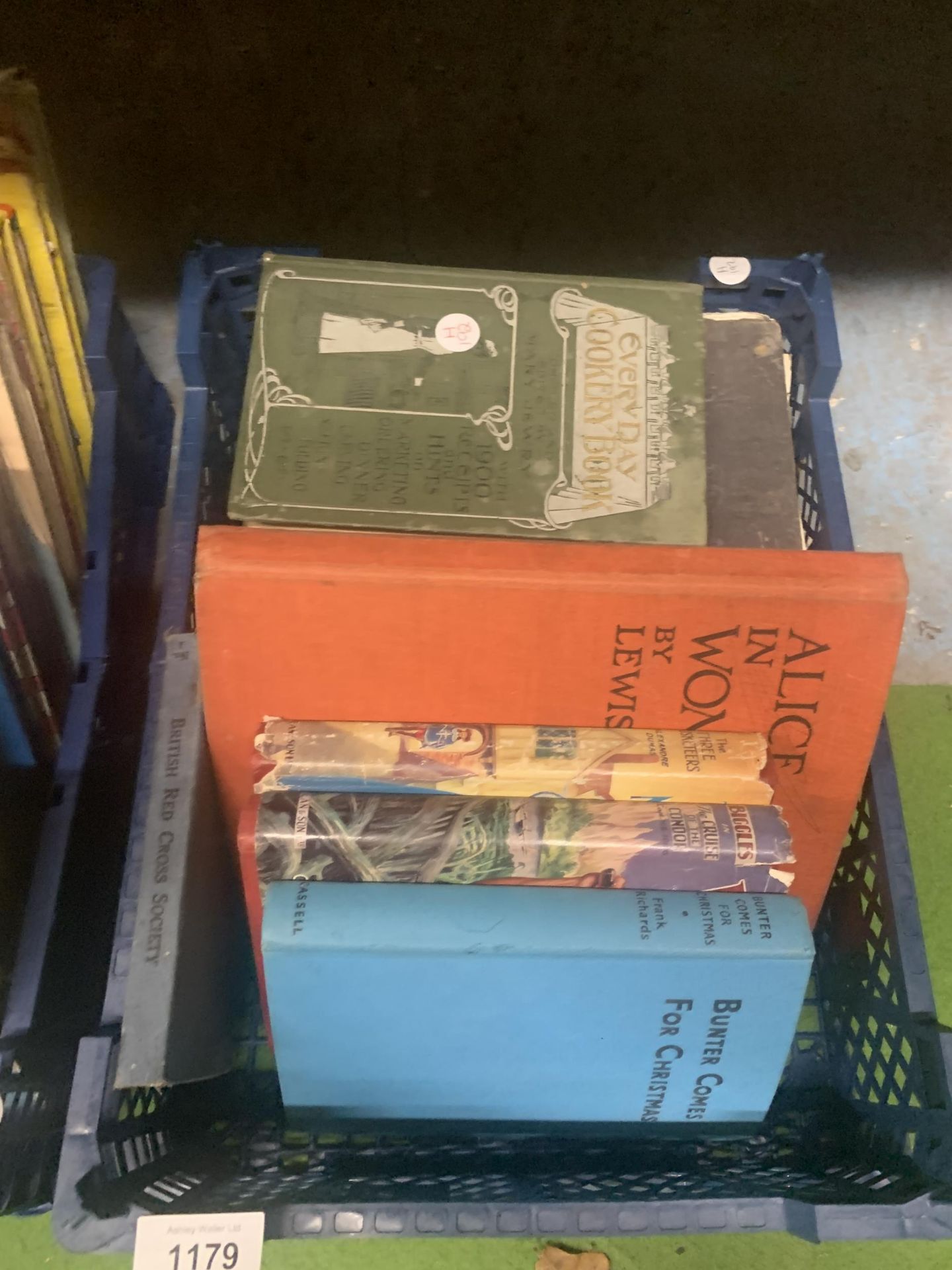 A QUANTITY OF CHILDREN'S VINTAGE BOOKS TO INCLUDE ANNUALS AND NOVELS - Image 2 of 3