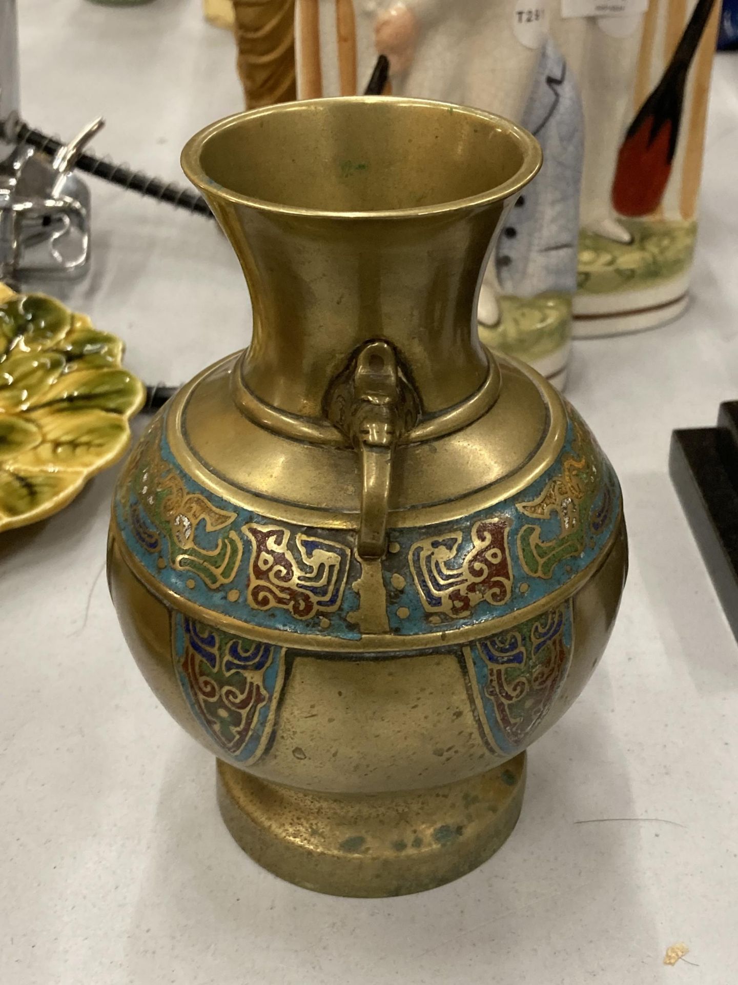 A BRASS AND CLOISONNE TWO HANDLED VASE, HEIGHT 17CM - Image 2 of 3