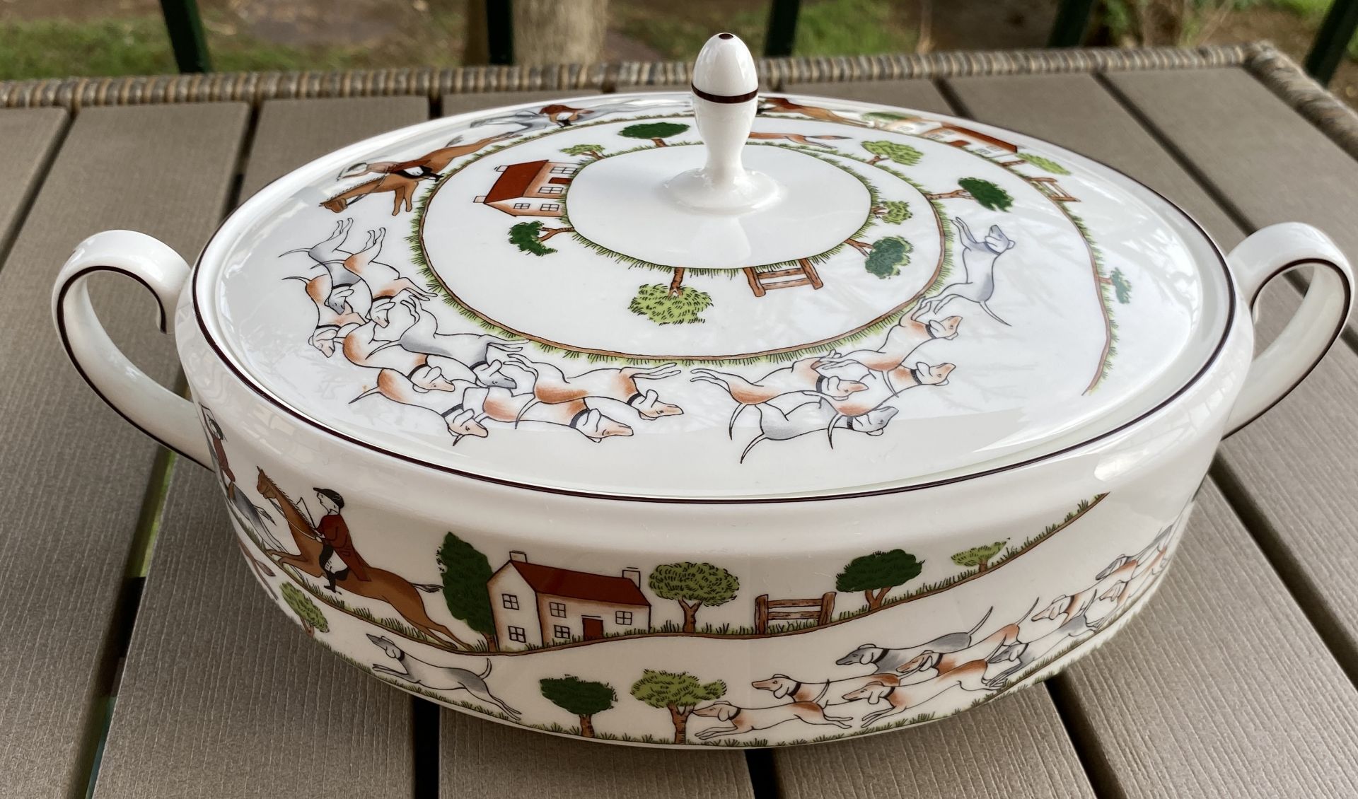 A WEDGWOOD BONE CHINA HUNTING SCENES PATTERN LIDDED VEGETABLE TUREEN, FIRSTS, 12" - Bild 2 aus 7