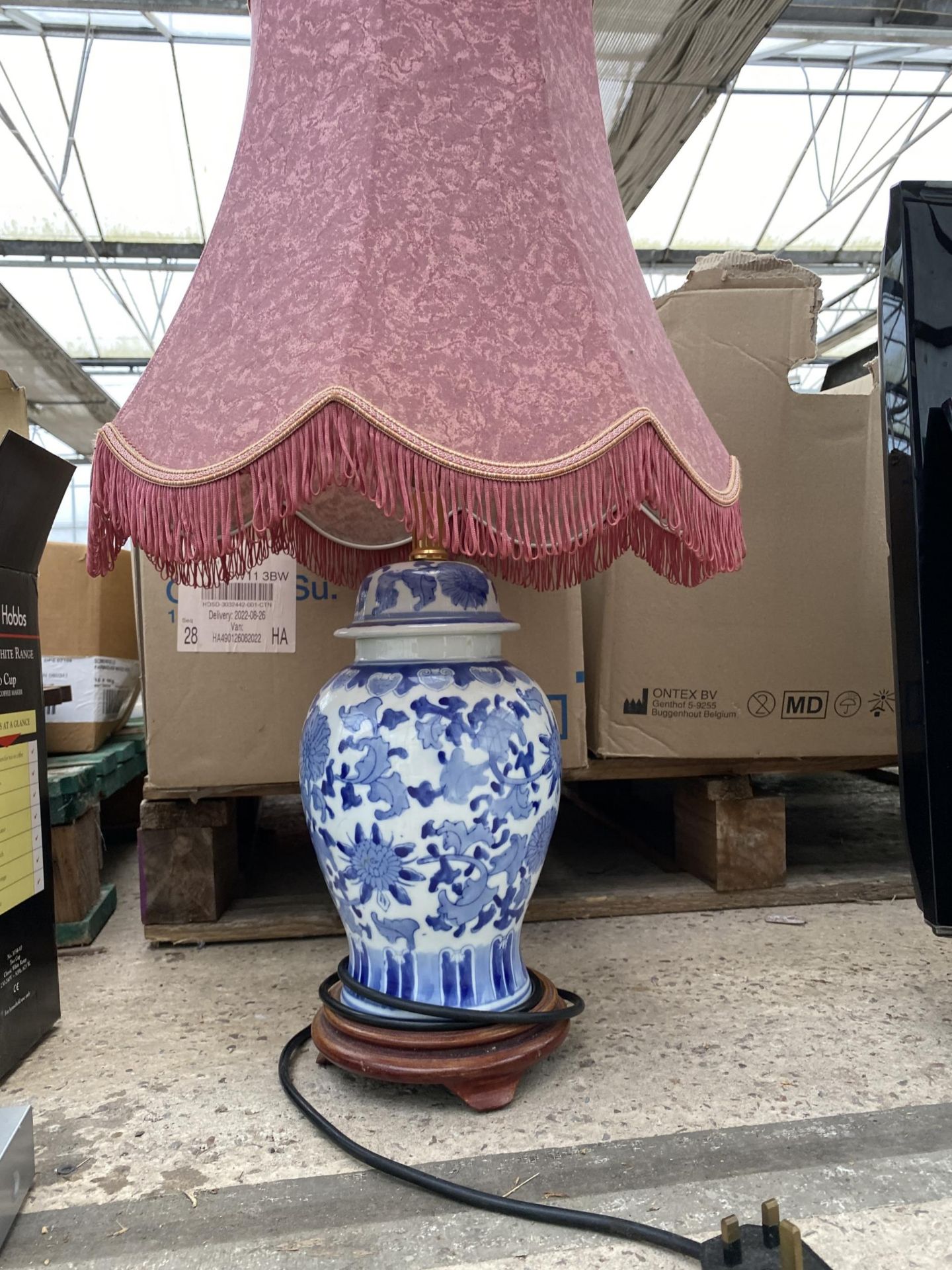 A DECORATIVE ORIENTAL STYLE BLUE AND WHITE TABLE LAMP WITH SHADE - Image 2 of 2