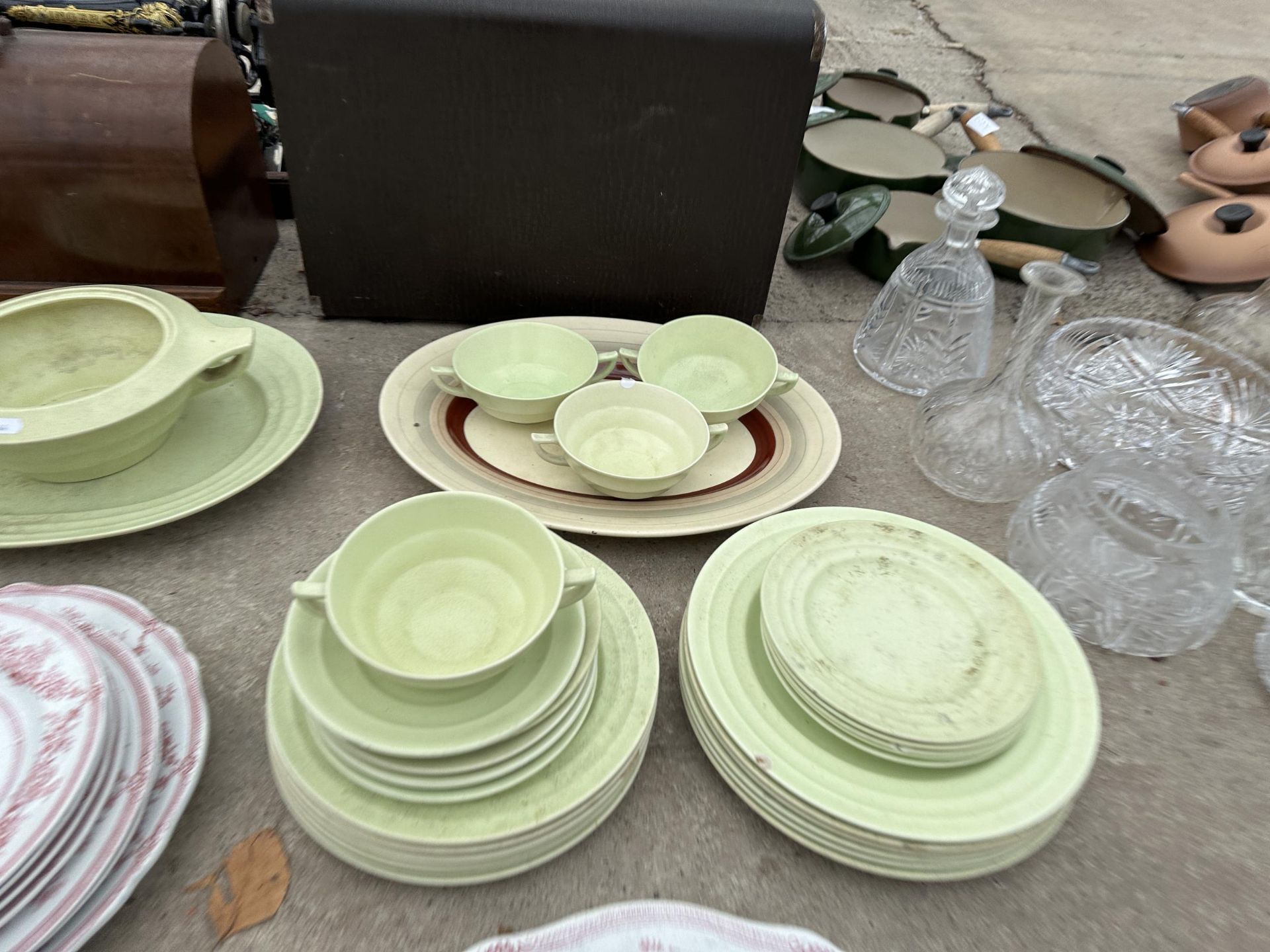 AN ASSORTMENT OF CERAMICS TO INCLUDE RED AND WHITE PLATES AND FURTHER FLORAL PLATES - Bild 2 aus 3