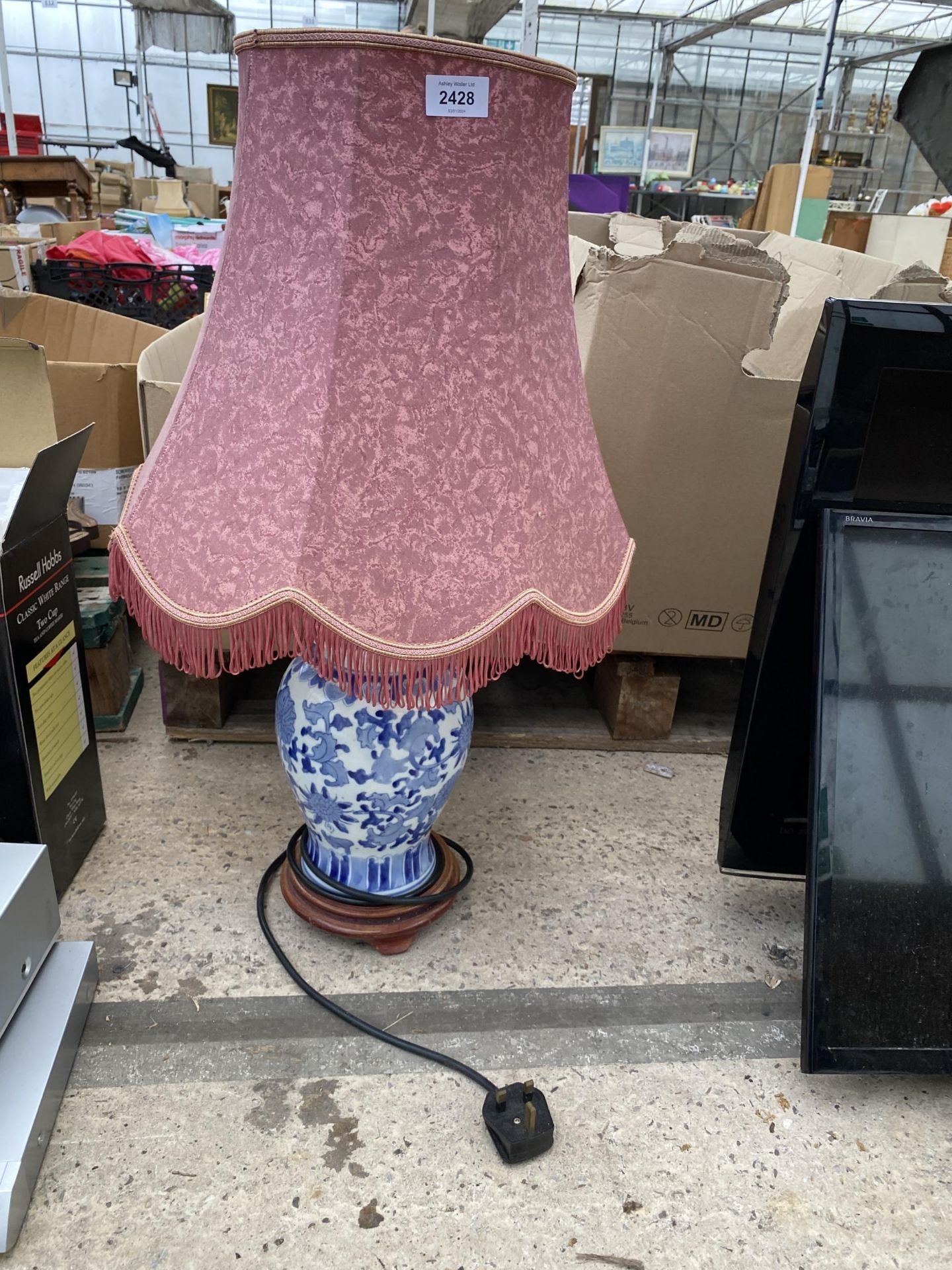 A DECORATIVE ORIENTAL STYLE BLUE AND WHITE TABLE LAMP WITH SHADE