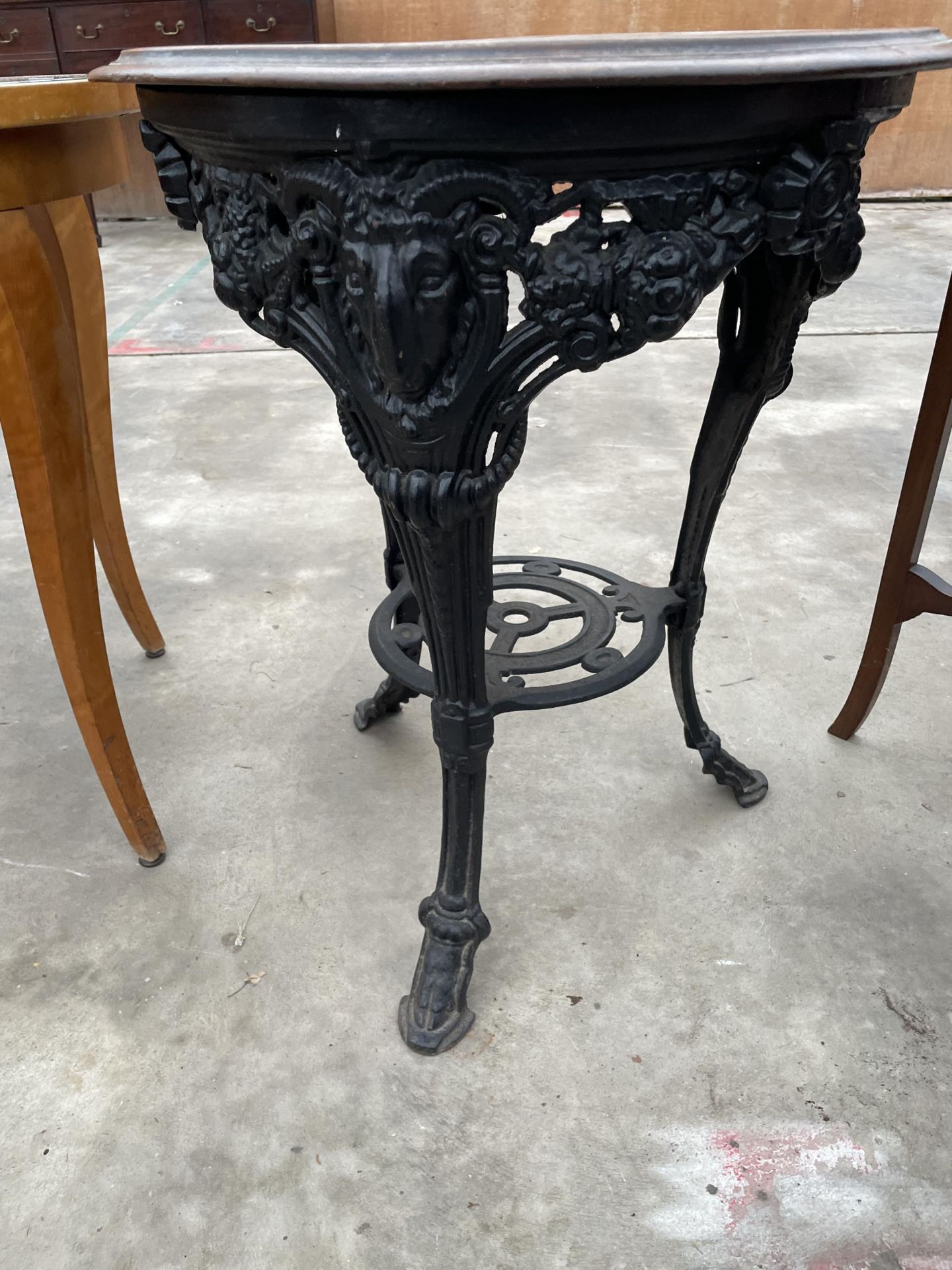 A CAST IRON PUB TABLE DECORATED WITH RAMS HEADS, COMPLETE WITH 23" DIAMETER TOP - Image 2 of 3