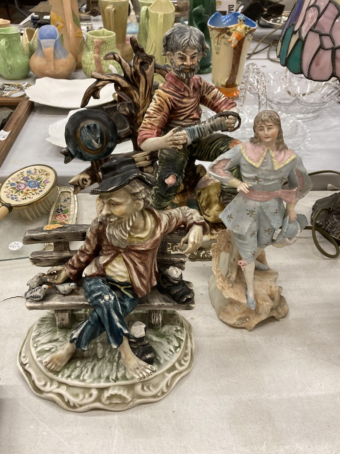 A CAPODIMONTE MODEL OF A MAN AND CAT PLAYING THE ACCORDIAN, CAPODIMONTE STYLE MAN ON A BENCH - A/F