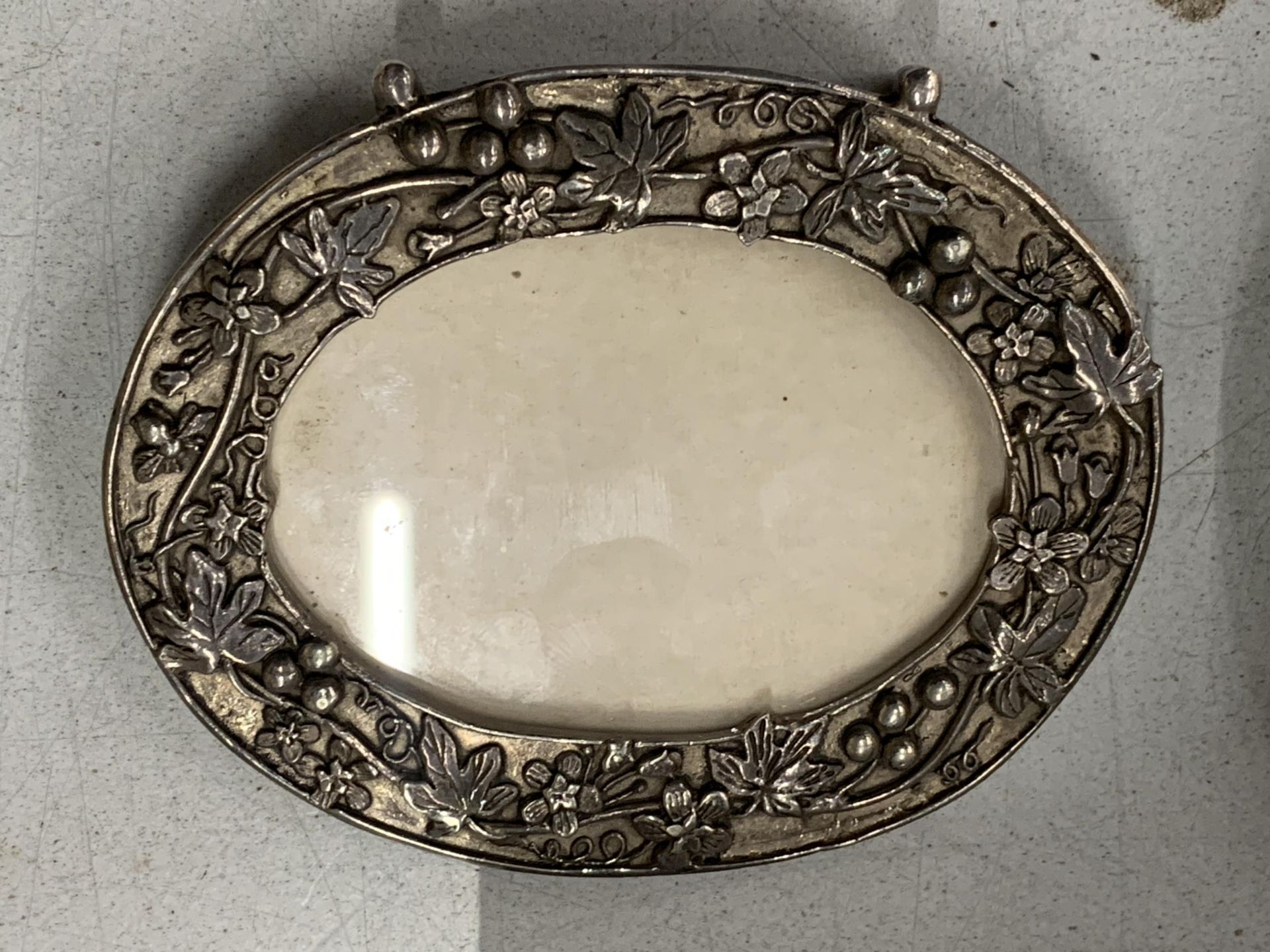 A SILVER PLATED ORNATE PHOTO FRAME