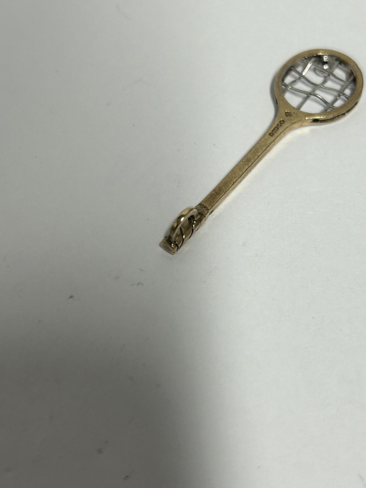 A LATE 2OTH CENTURY 9CT YELLOW GOLD AND DIAMOND TENNIS RACKET PENDANT BY CJ OF SHEFFIELD 1984, - Image 4 of 5