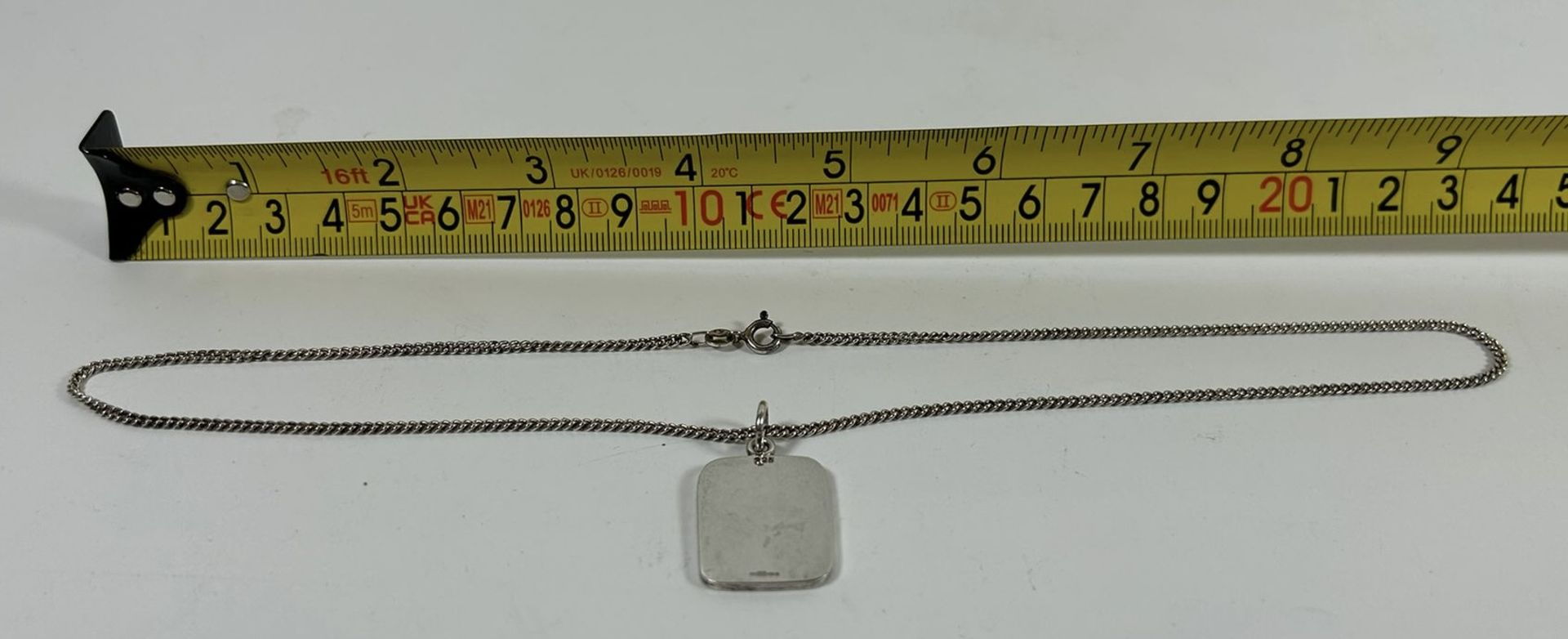 A .925 SILVER NECKLACE WITH TAG PENDANT, 18" CHAIN LENGTH - Bild 3 aus 3