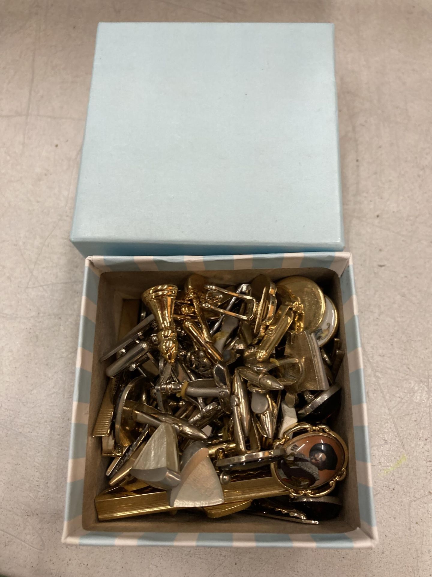 A SMALL BOX OF ASSORTED CUFFLINKS AND TIE PINS