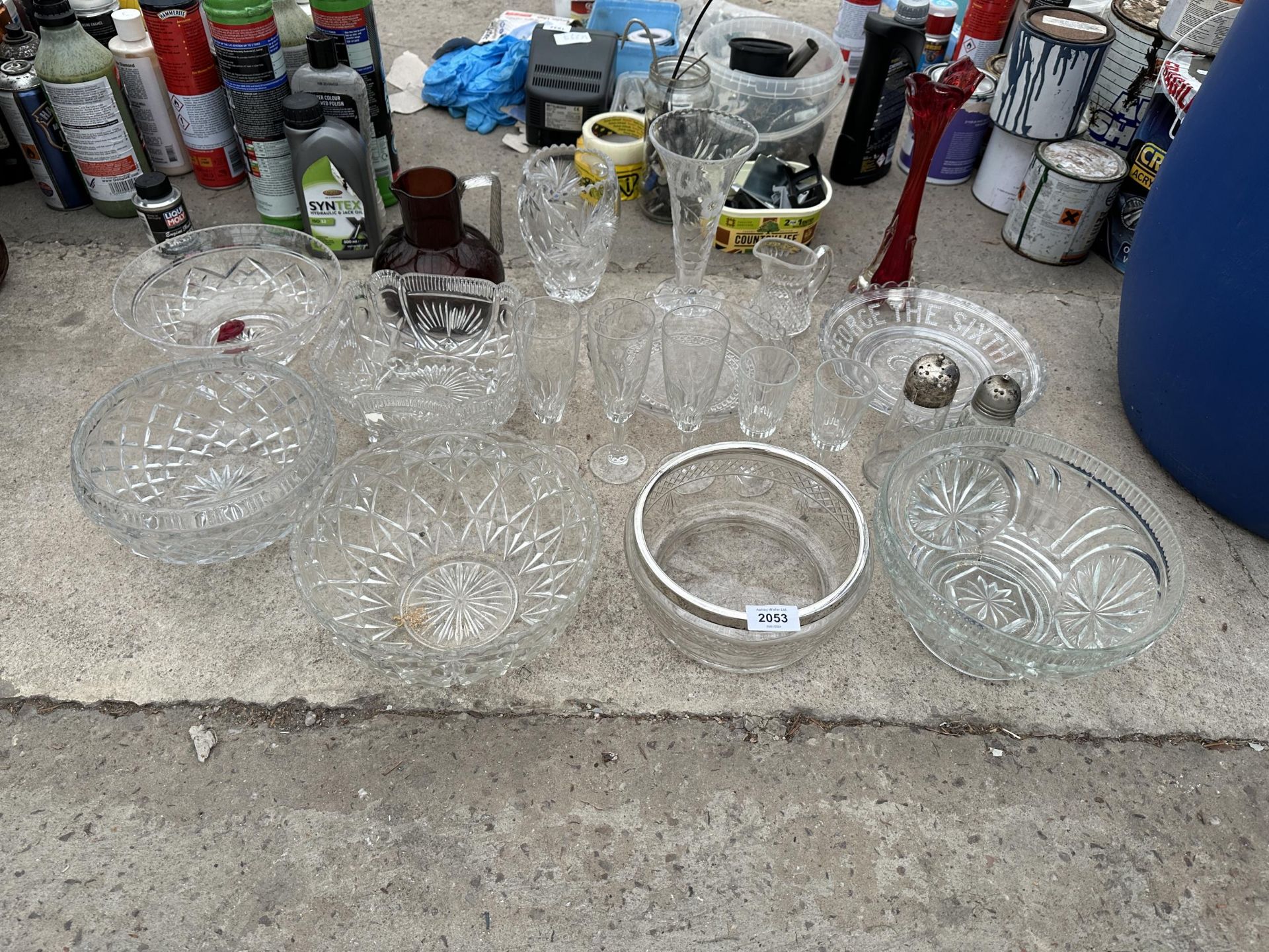 AN ASSORTMENT OF GLASS WARE TO INCLUDE VASES AND BOWLS ETC