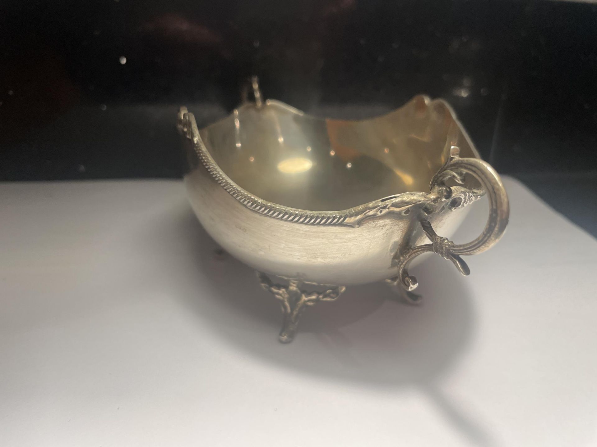 A MARKED 800 SILVER TWIN HANDLED DISH - Image 2 of 4