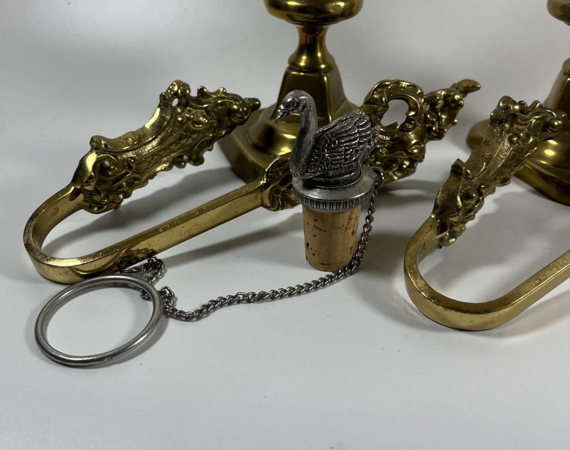 A MIXED LOT TO INCLUDE A PAIR OF BRASS PUSH UP CANDLESTICKS HEIGHT 19.5CM, PAIR OF ORNATE CURTAIN - Bild 3 aus 5