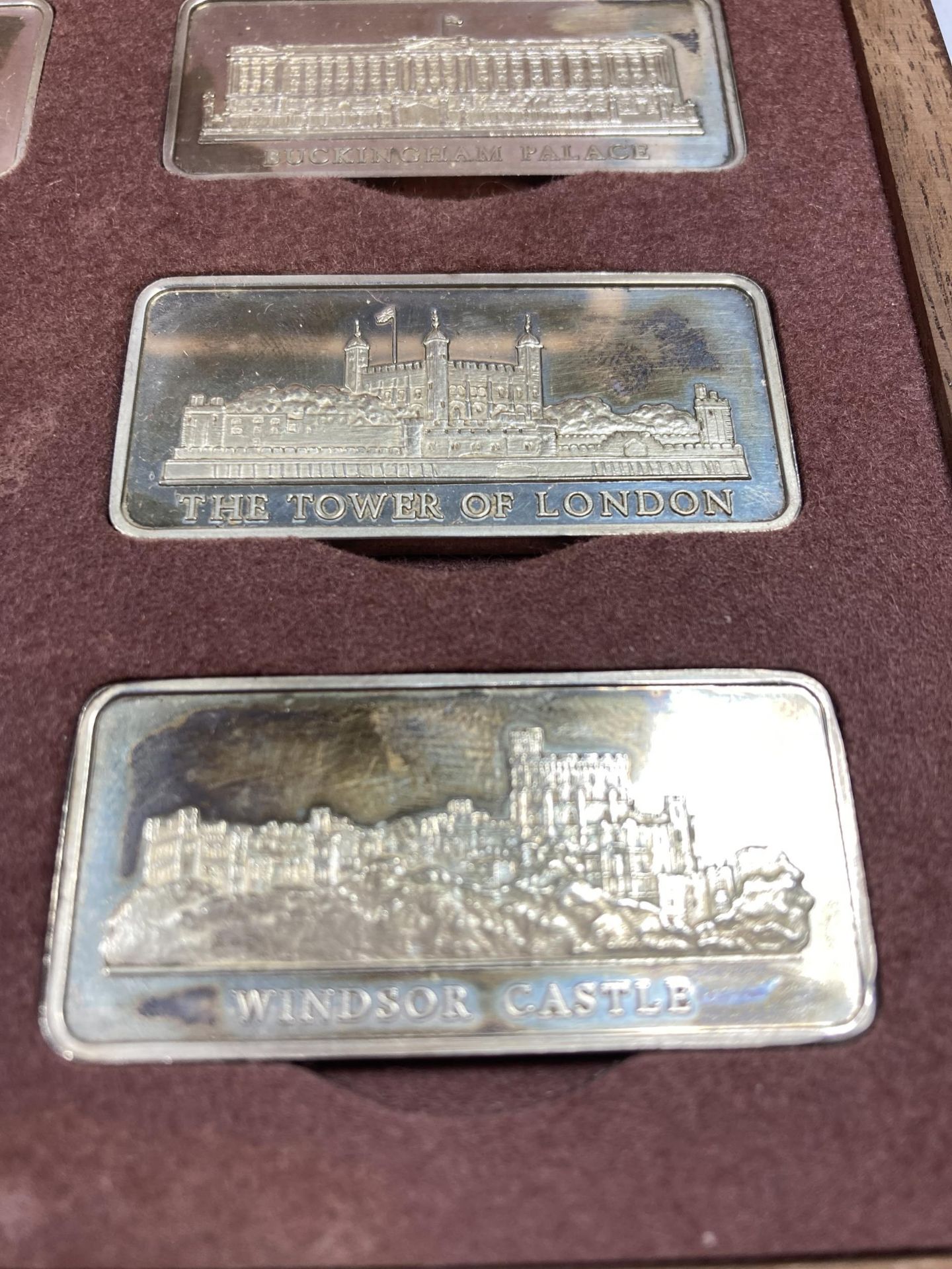 A CASED COLLECTION OF 12 SOLID SILVER INGOTS OF ROYAL PALACES BY THE BIRMINGHAM MINT A LIMITED - Image 8 of 9