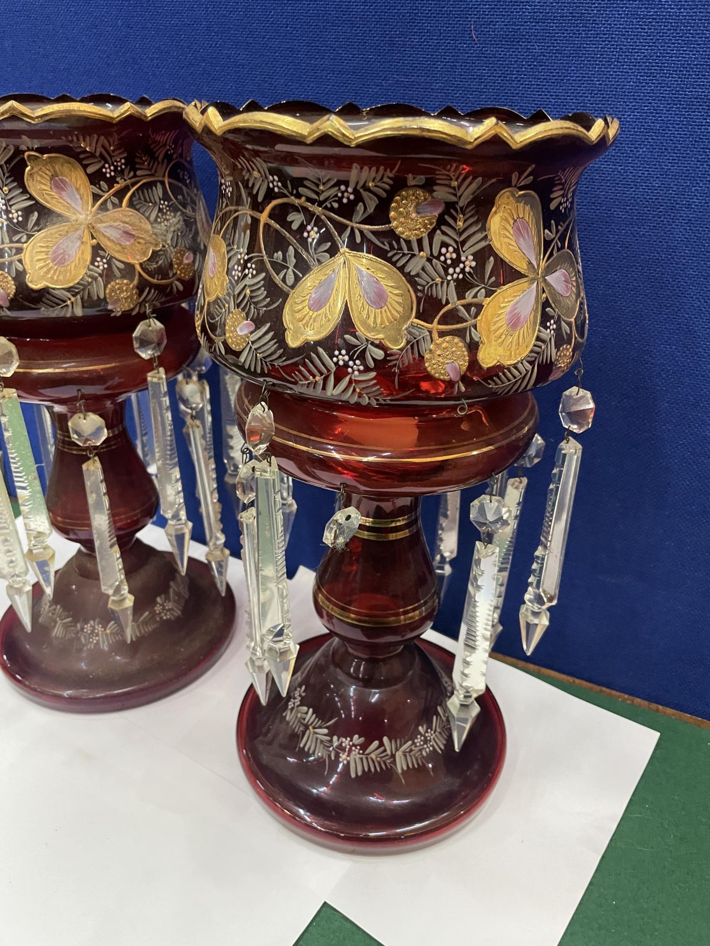 A PAIR OF 19TH CENTURY DECORATIVE CRANBERRY GLASS MANTLE LUSTRES WITH GLASS PENDANTS (H:36CM) - Image 2 of 4