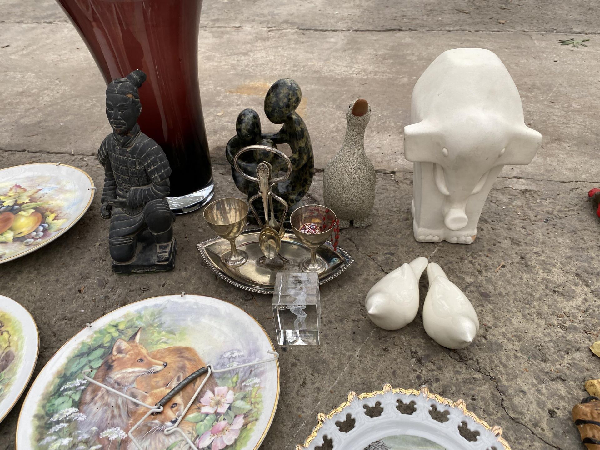 AN ASSORTMENT OF ITEMS TO INCLUDE PLATES, A VASE AND FIGURES ETC - Image 2 of 5
