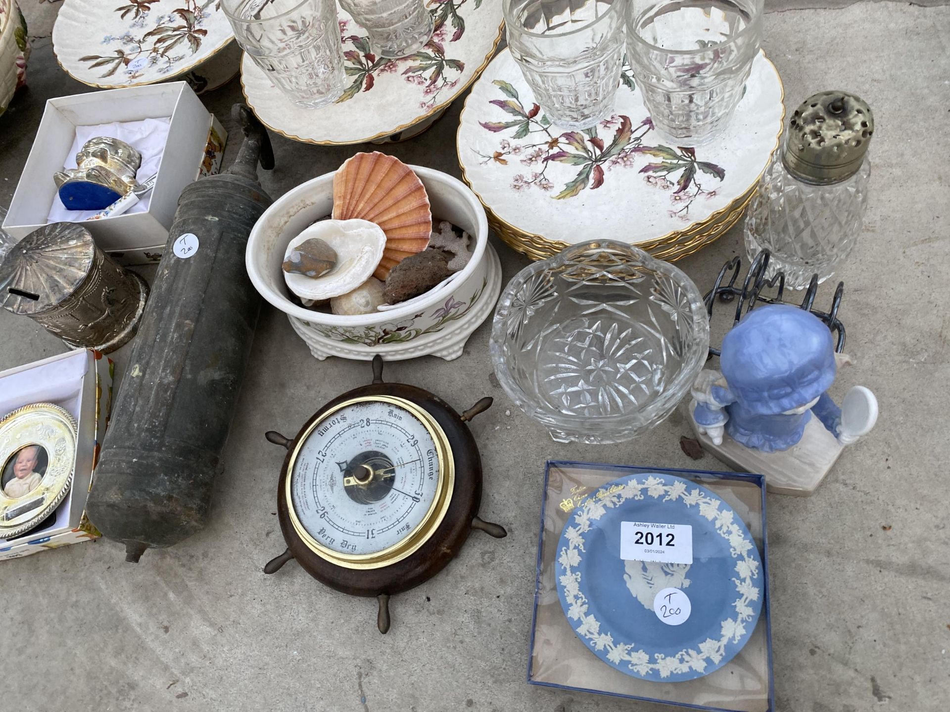 AN ASSORTMENT OF ITEMS TO INCLUDE CERAMICS, A BRASS FIRE EXTINGUISHER AND A BAROMETER ETC - Image 2 of 4