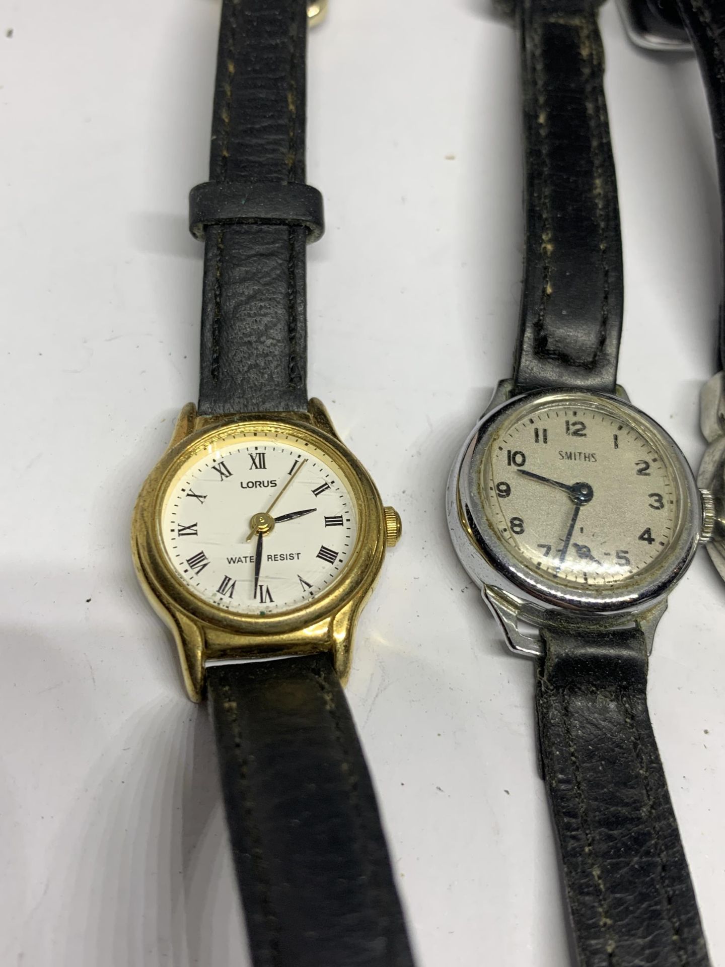 FOUR LADIES WATCHES ON LEATHER STRAPS TO INCLUDE A VINTAGE SMITHS WATCH, LORUS, REFLEX, ETC - Image 2 of 3