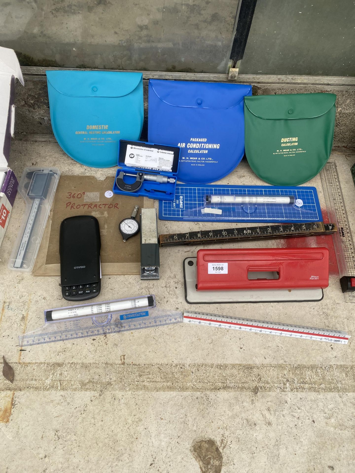 AN ASSORTMENT OF ITEMS TO INCLUDE CALCUULATORS, HOLE PUNCHES AND STATIONARY ETC