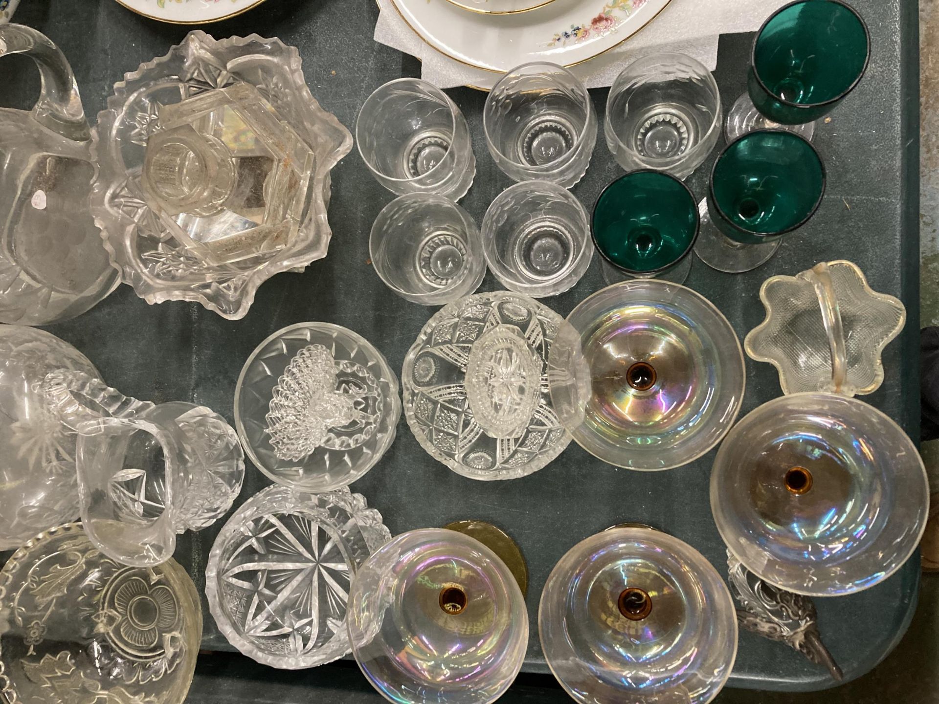 A COLLECTION OF VINTAGE GLASSWARE, GLASSES ETC - Bild 5 aus 7