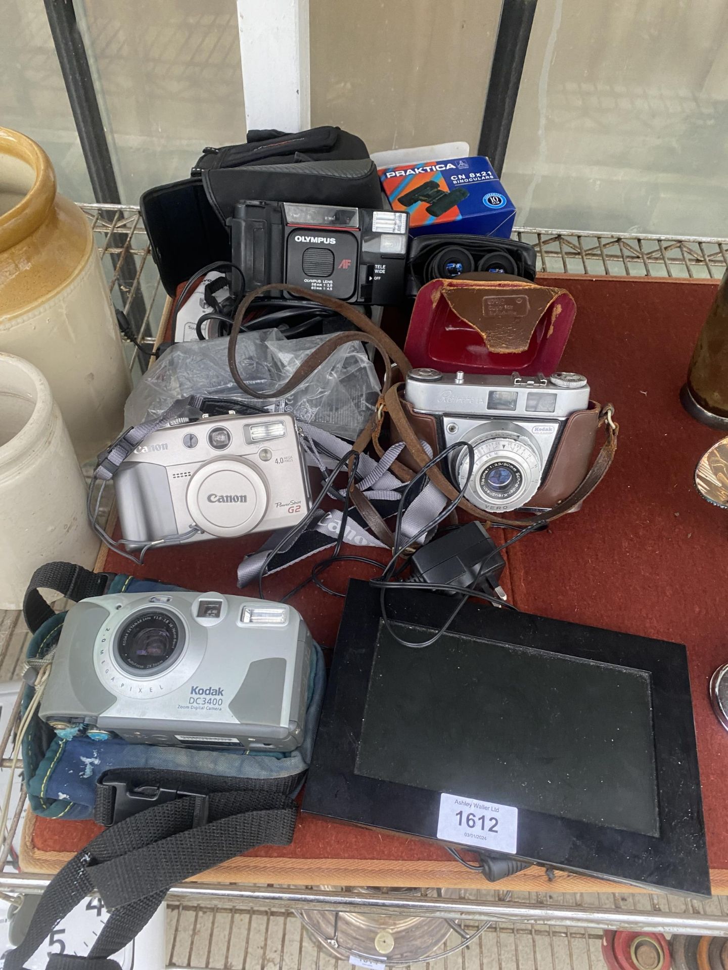 AN ASSORTMENT OF CAMERAS TO INCLUDE AN OLYMPUS, A CANON POWERSHOT G2 AND A RETRO RETINETTE IA