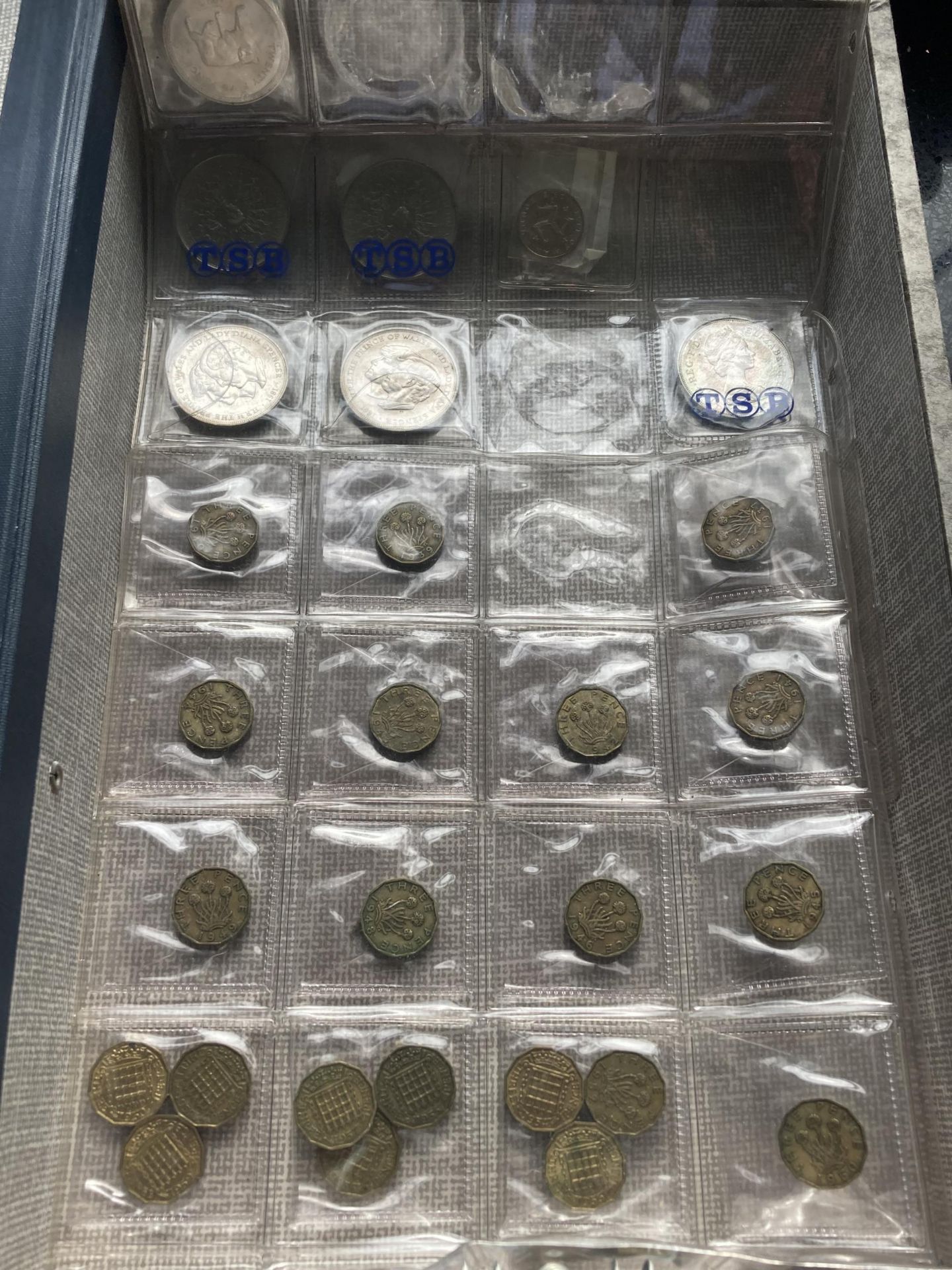 A BOX FILE CONTAINING A QUANTITY OF GV1 & QE11 COINAGE HOUSED IN PLASTIC SLEEVES - Image 4 of 7