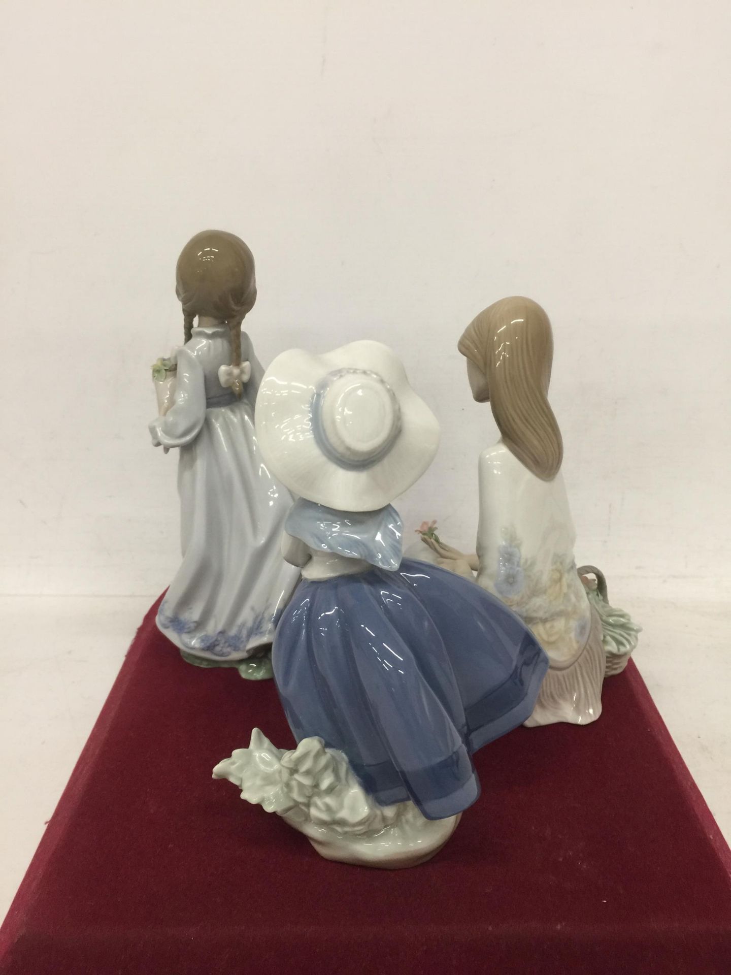 A GROUP OF THREE LLADRO GIRL FIGURES - Image 2 of 3