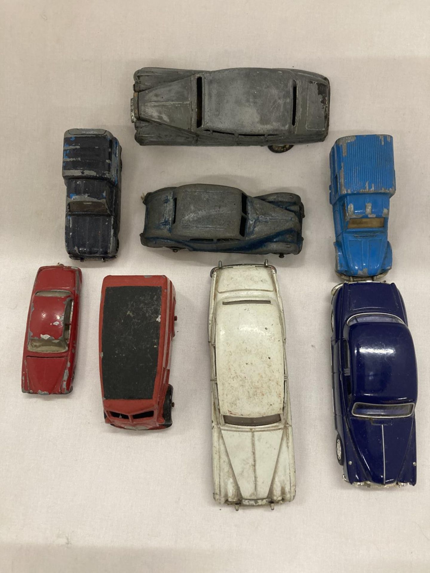 A COLLECTION OF VINTAGE DIE-CAST CARS TO INCLUDE DINKY TOYS - 8 IN TOTAL