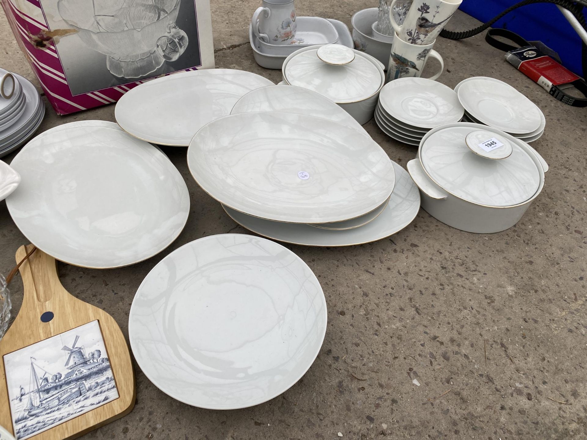 AN ASSORTMENT OF CERAMICS AND GLASS WARE TO INCLUDE PLATES AND A DECANTER ETC - Image 5 of 6