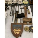 A MIXED LOT TO INCLUDE WOODEN PLAQUE, VINTAGE MEASURING TAPES, CASED STARRETT TOOL ETC