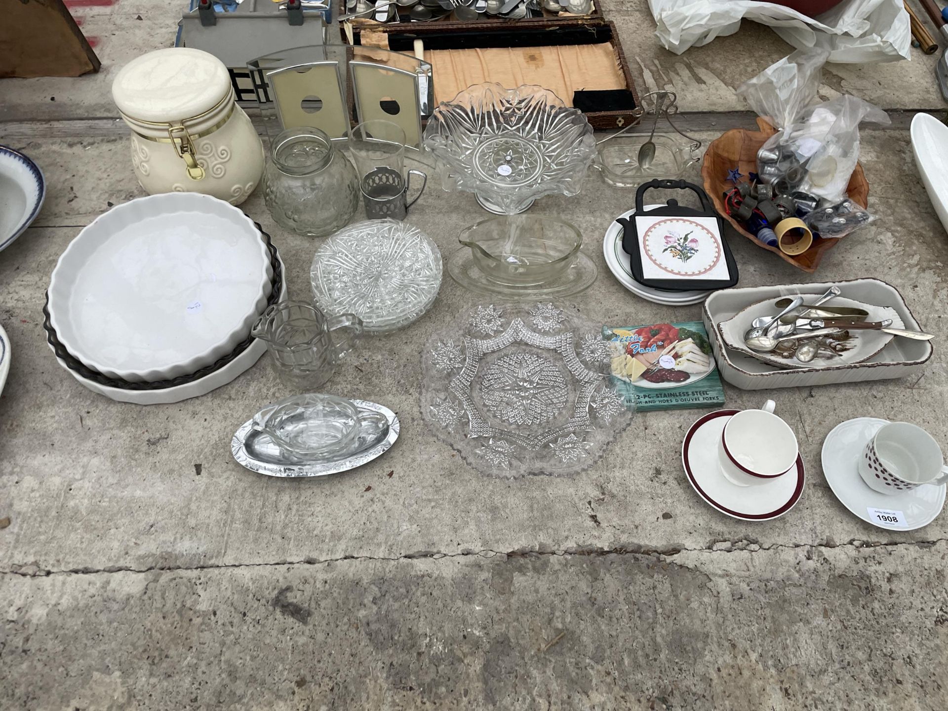 AN ASSORTMENT OF ITEMS TO INCLUDE CERAMICS, GLASS PLATES AND FLATWARE ETC