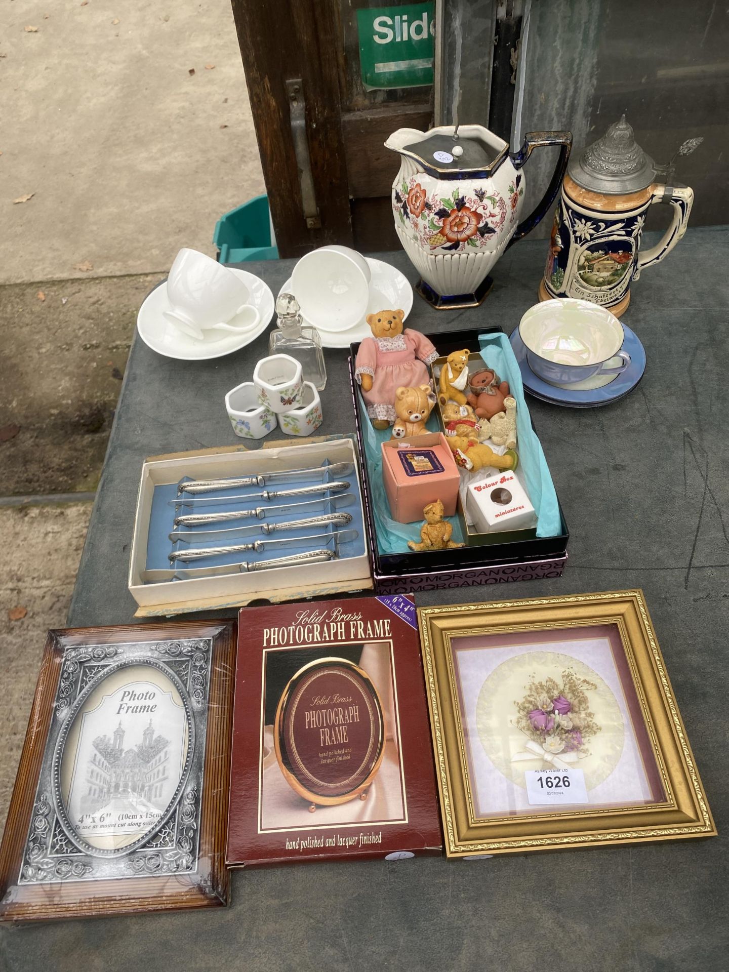 AN ASSORTMENT OF ITEMS TO INCLUDE BUTTER KNIVES, A JUG AND TANKARD ETC