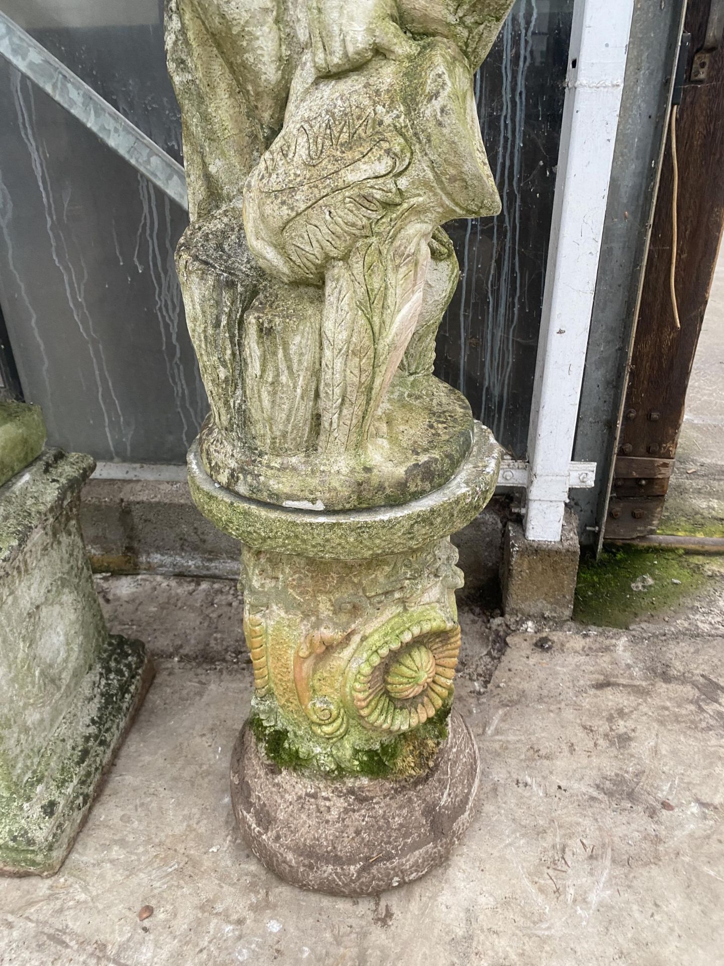 A DECORATIVE RECONSTITUTED STONE FIGURE OF A FEMALE CARRYING A WATER JUG ON A DECORATIVE - Bild 2 aus 4