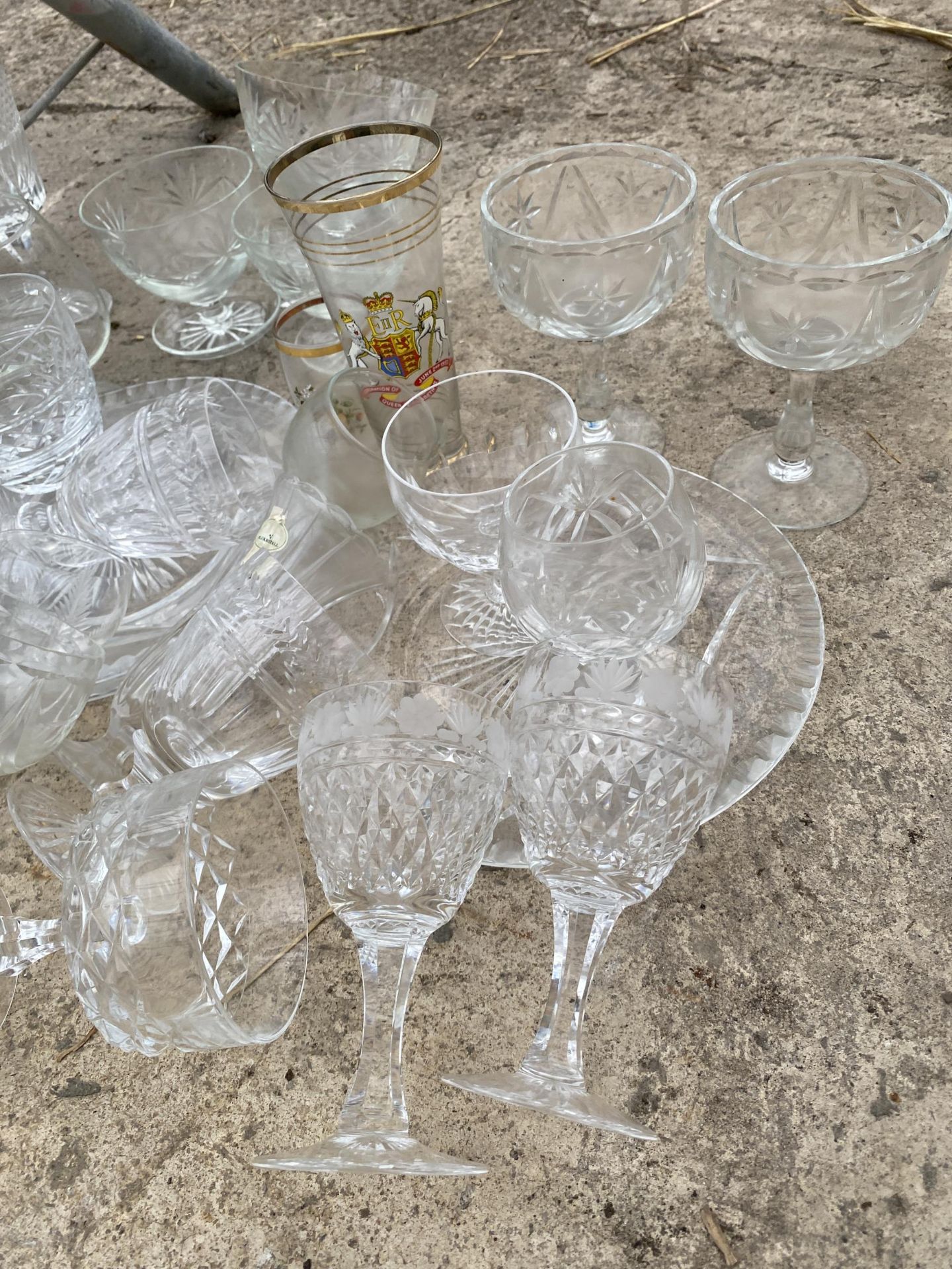 AN ASSORTMENT OF GLASS WARE TO INCLUDE DESSERT BOWLS AND WINE GLASSES ETC - Image 3 of 6